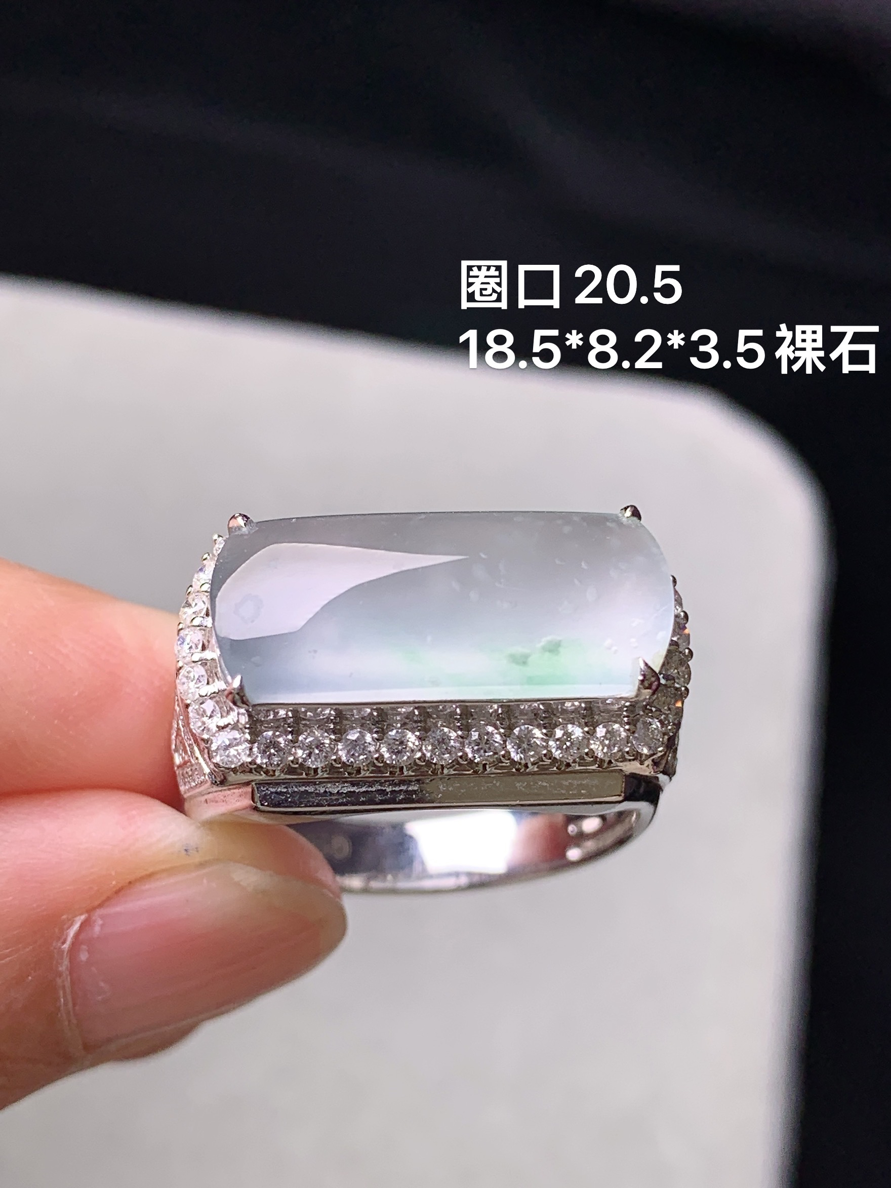 18k金钻镶嵌冰种玉柱戒指 玉质细腻 色泽艳丽清新 水润亮眼 圈口20.5 整体尺寸18.5*8.2*3.5k1