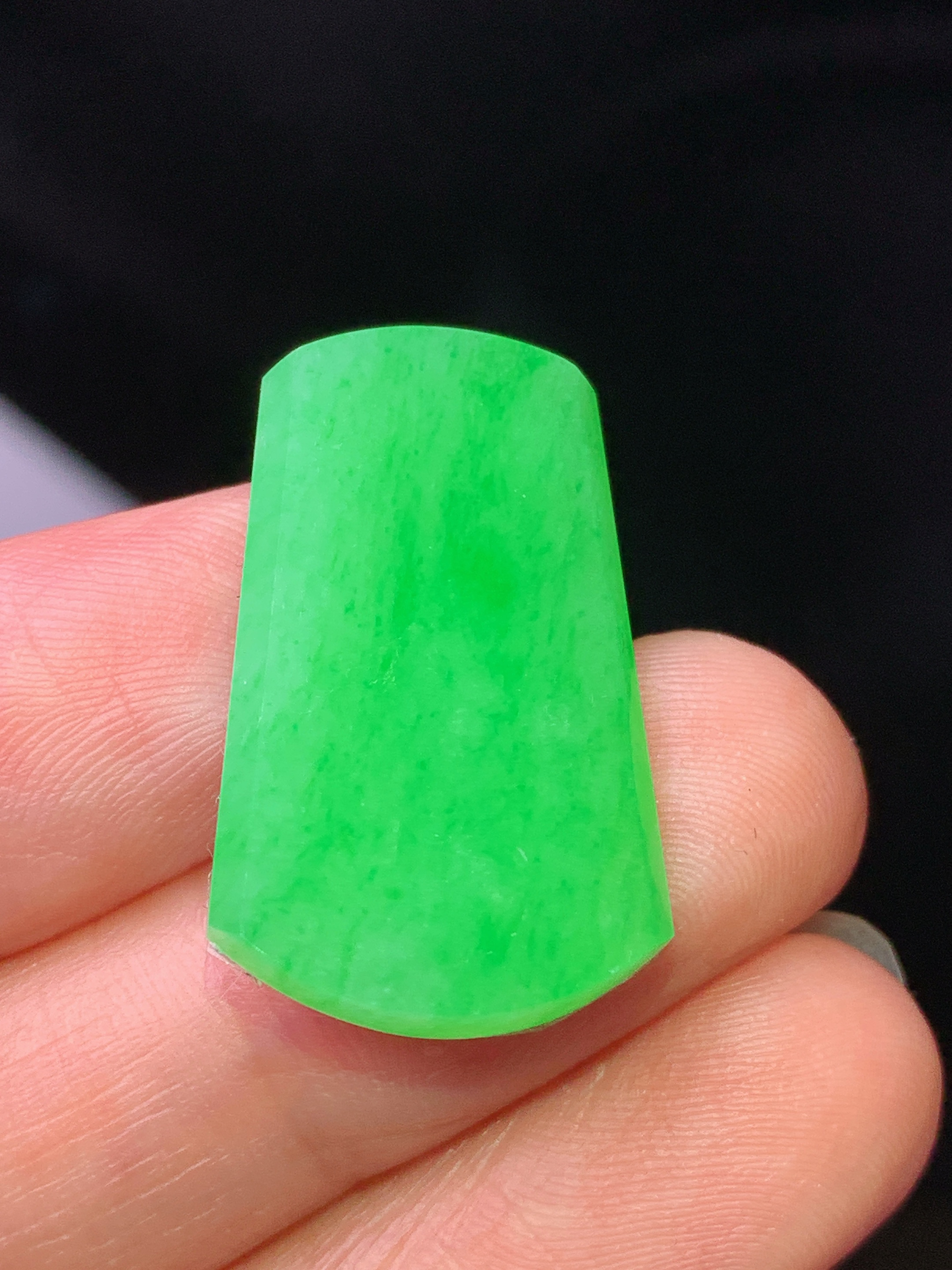 镶嵌款 翠绿无事牌吊坠 玉质细腻 色泽艳丽清新 水润亮眼 整体尺寸25.8*15.8*3m2