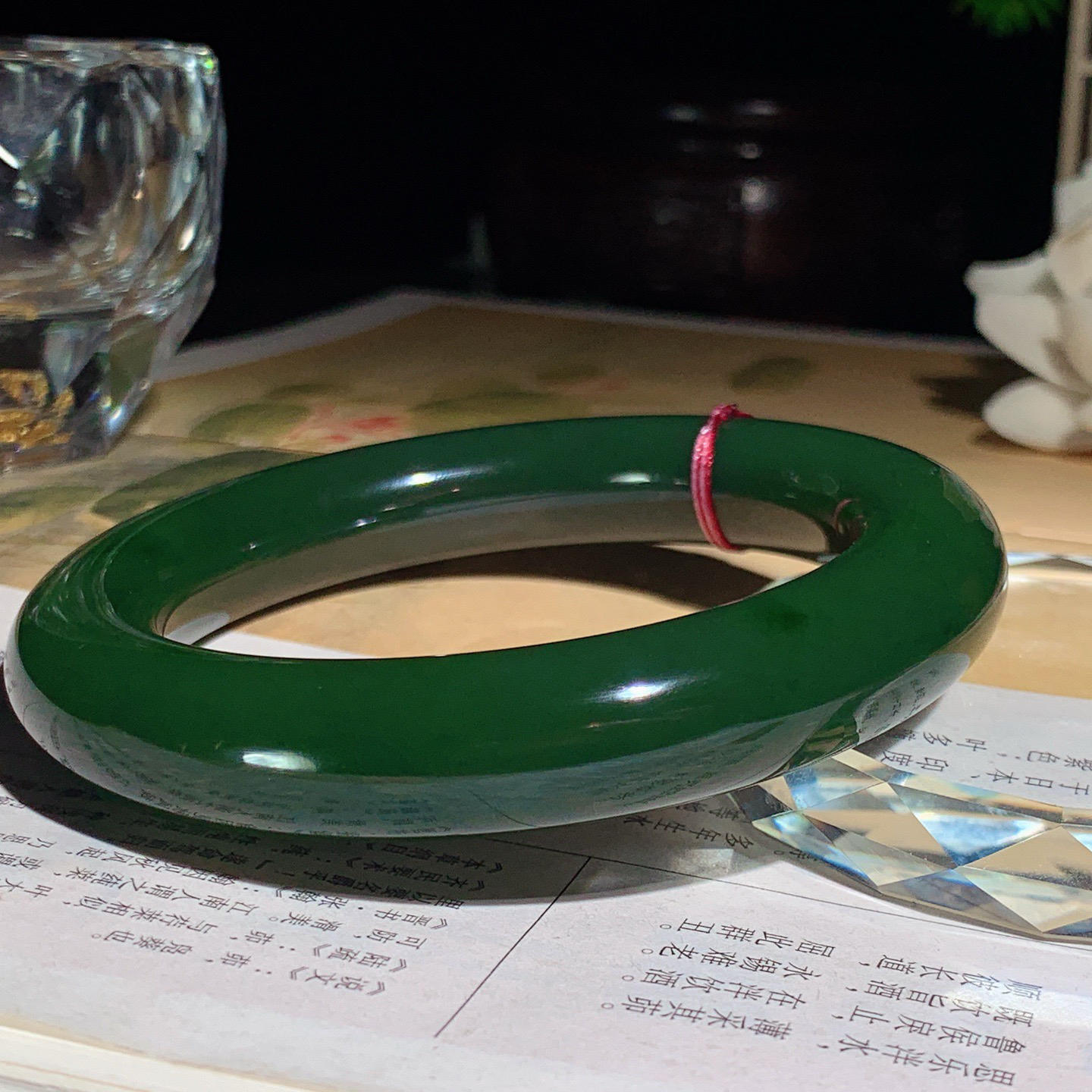 60圈口和田玉七号矿红皮料阳绿俄罗斯碧玉手镯！60圈口尺寸13/12重90.4克 玉质细腻油润 底色纯净 脂粉好，品质好。lt260413