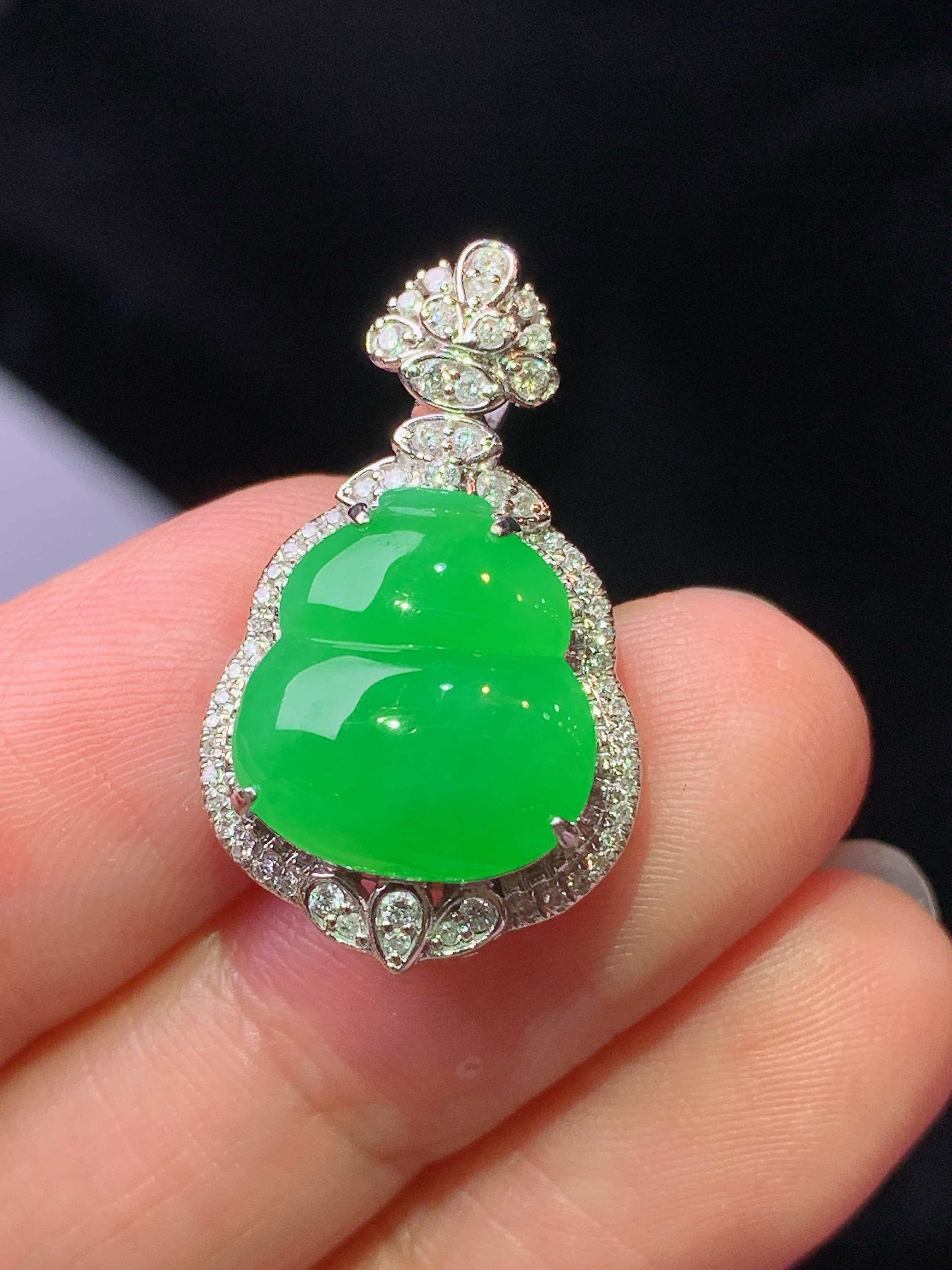 18k金钻镶嵌满绿葫芦吊坠 玉质细腻 色泽艳丽清新 水润亮眼 整体尺寸25.3*15*9L2