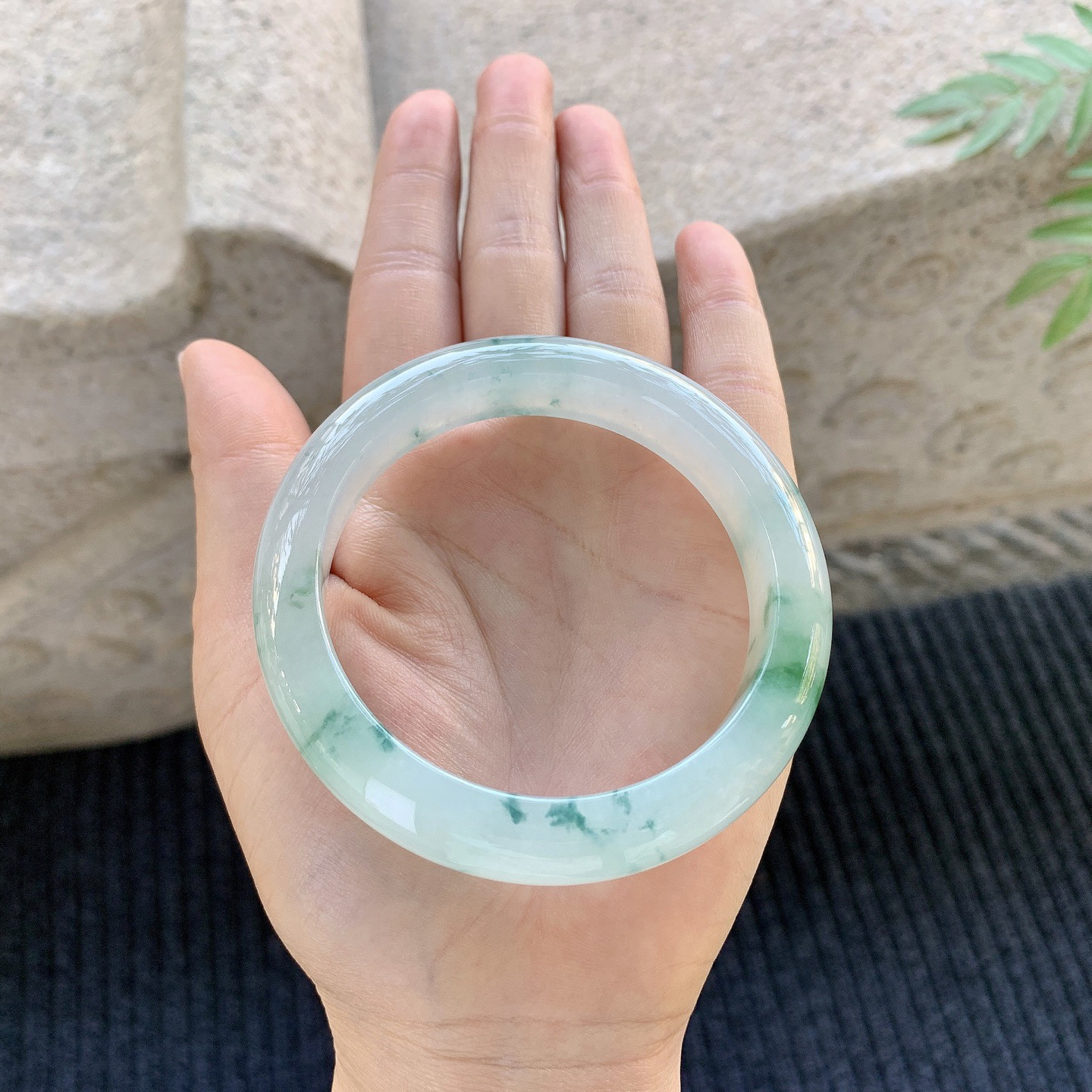 正圈56 57
【圈口】57.5/12.7/9.2
【描述】冰糯飘花，清透，水润，种老，细腻，无纹裂！