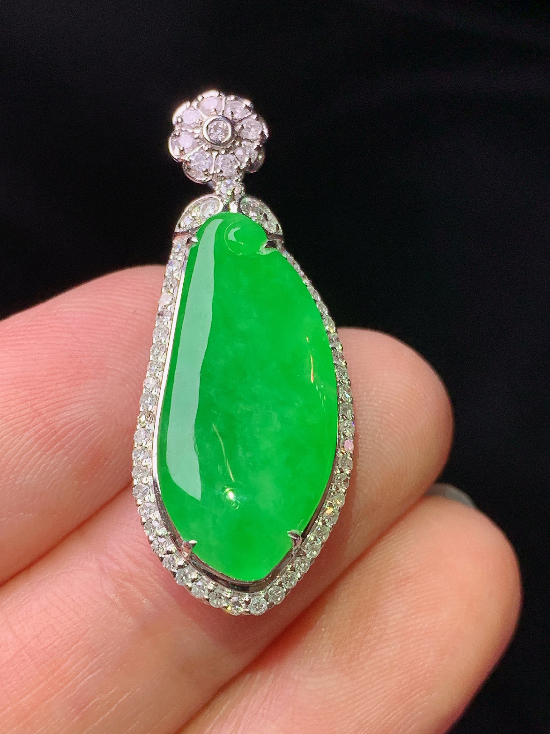 18k金钻镶嵌翠绿福瓜吊坠 玉质细腻 色泽艳丽清新 水润亮眼 整体尺寸32*13*7.8h1