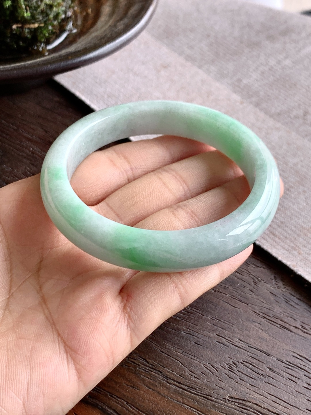 正圈 圈口58 58 58-12.4-8.3 飘翠凝镯 飘绿花 冰飘花 种老细腻 缅甸A货翡翠 有细纹 59.3克