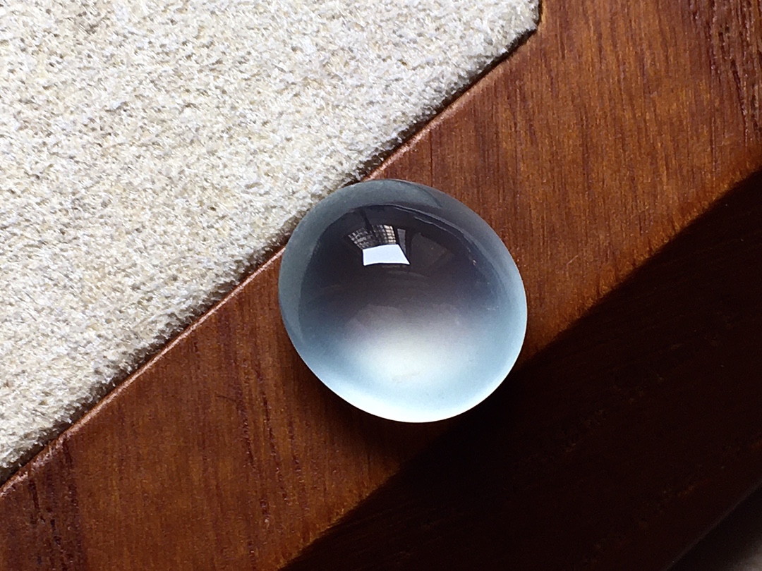 玻璃种底色蛋面 冰透感十足，起光感，无裂，尺寸12*10.8*6.3