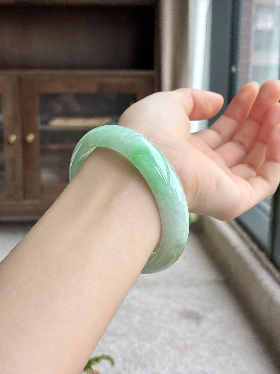 正圈 圈口56.1-13.5-7.2飘绿花 冰飘花 绿带绕腕 种老细腻 缅甸A货 无裂