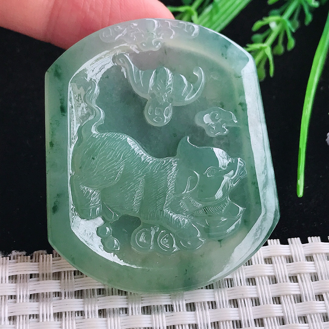 实拍A货翡翠52.6/44/4.8老坑冰胶水灵满绿招财猪吊坠生肖猪牌