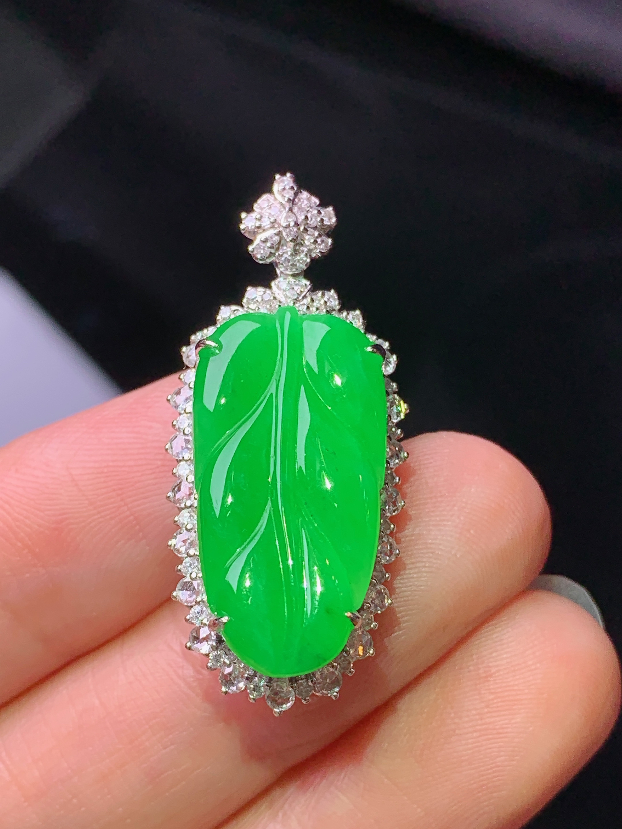 18k金钻镶嵌翠绿树叶吊坠 玉质细腻 色泽艳丽清新 水润亮眼 整体尺寸34*15*10m2