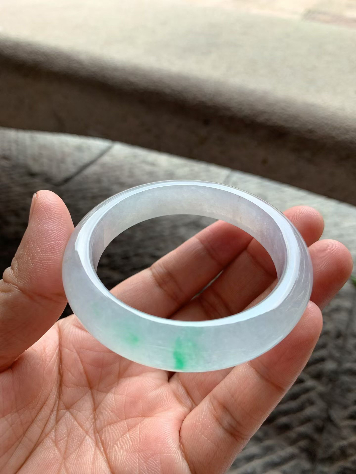 飘阳绿正圈手镯尺寸53*12.5*8.5 老坑种水，通体冰透，清润水灵，泛荧光，翠色鲜阳，灵气清雅！