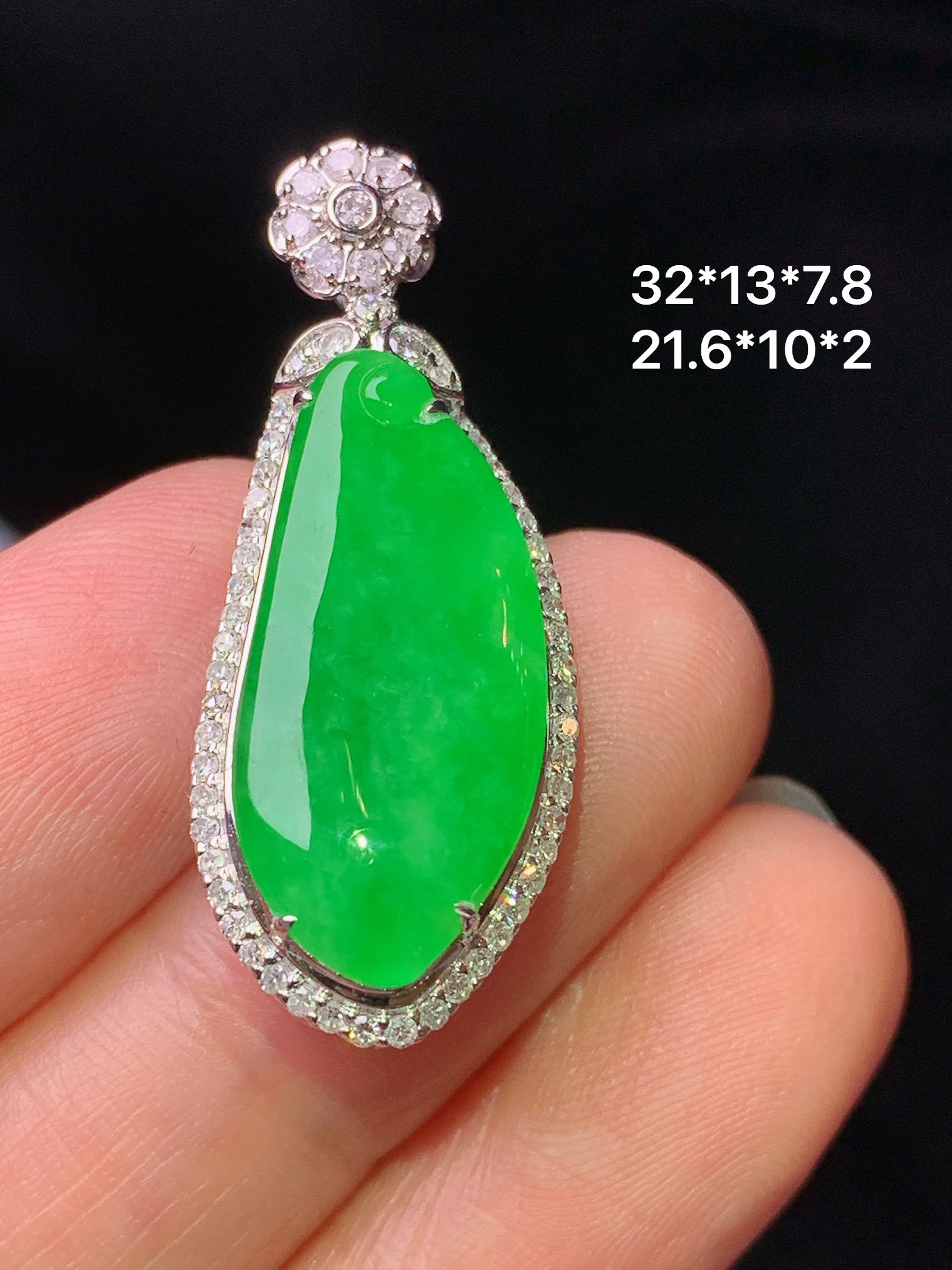 18k金钻镶嵌翠绿福瓜吊坠 玉质细腻 色泽艳丽清新 水润亮眼 整体尺寸32*13*7.8h1