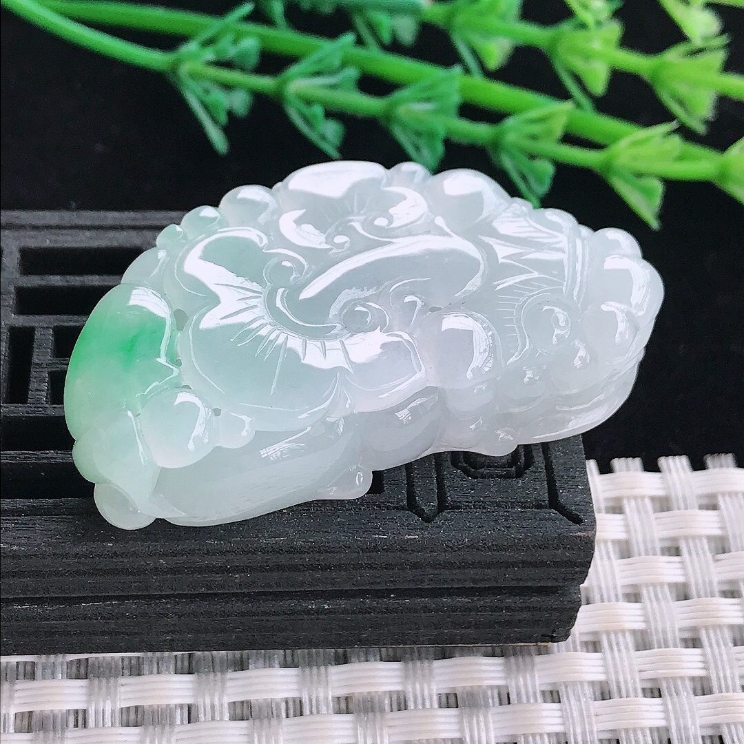 实拍A货翡翠46/23.8/12.2老坑秀气冰润飘绿貔貅吊坠翡翠玉牌