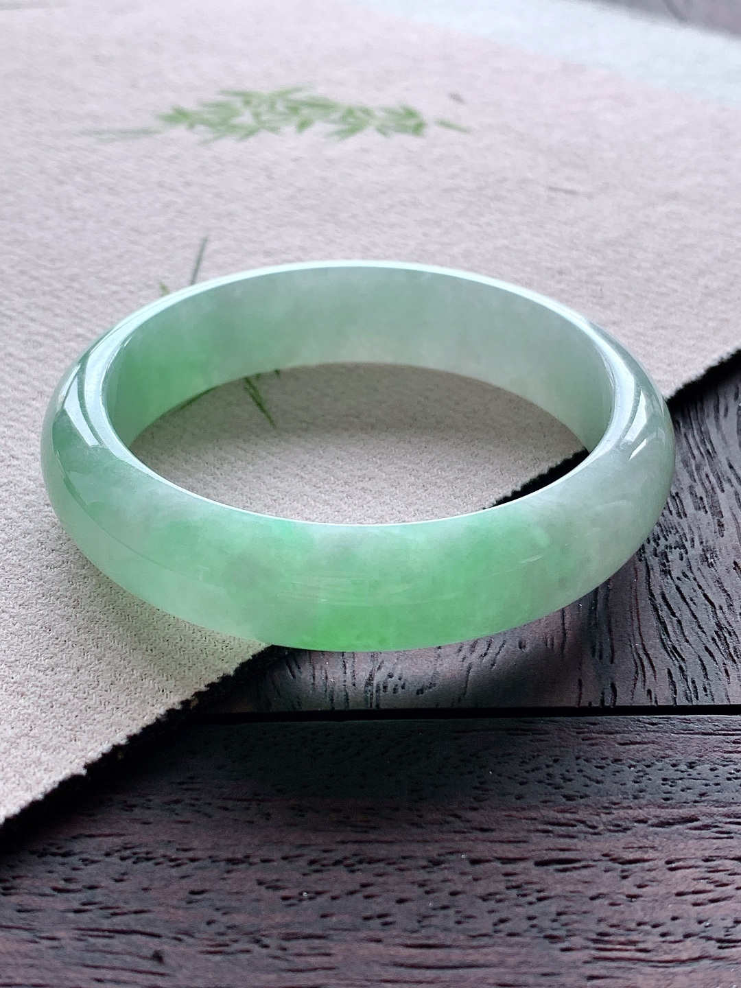 正圈 圈口56.1-13.5-7.2飘绿花 冰飘花 绿带绕腕 种老细腻 缅甸A货 无裂