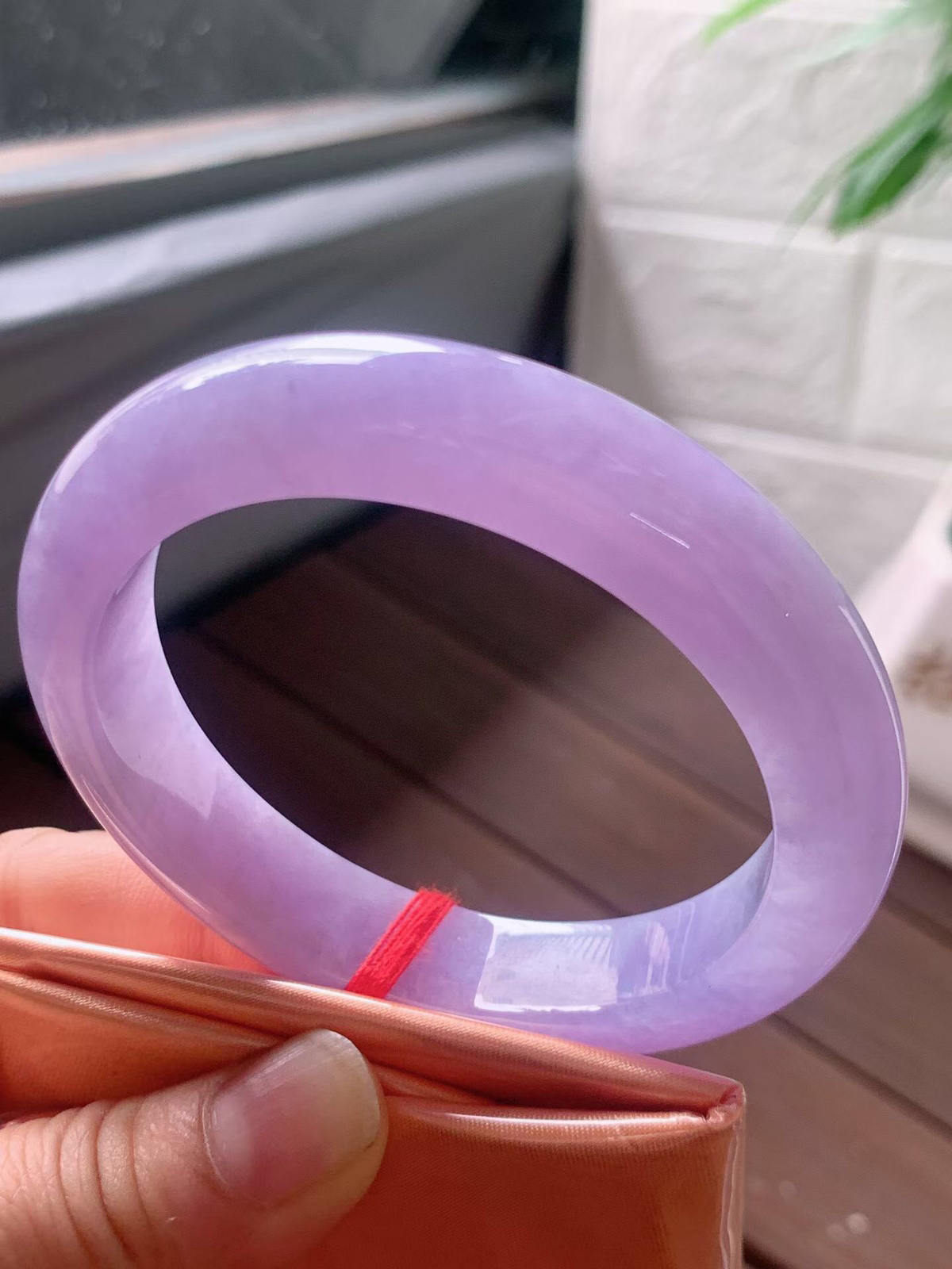 【翡翠名称】老坑种冰紫罗兰57.8正圈口手镯
【翡翠尺寸】57.8/12.4/9.7mm适合56.8-59正圈口佩戴
【翡翠描述】宝贝种老水足，玉质细腻，色泽靓丽，性价比高，佩戴效果好！
【其它赠送】权威证书/精美挂绳盒子/支持全国复检