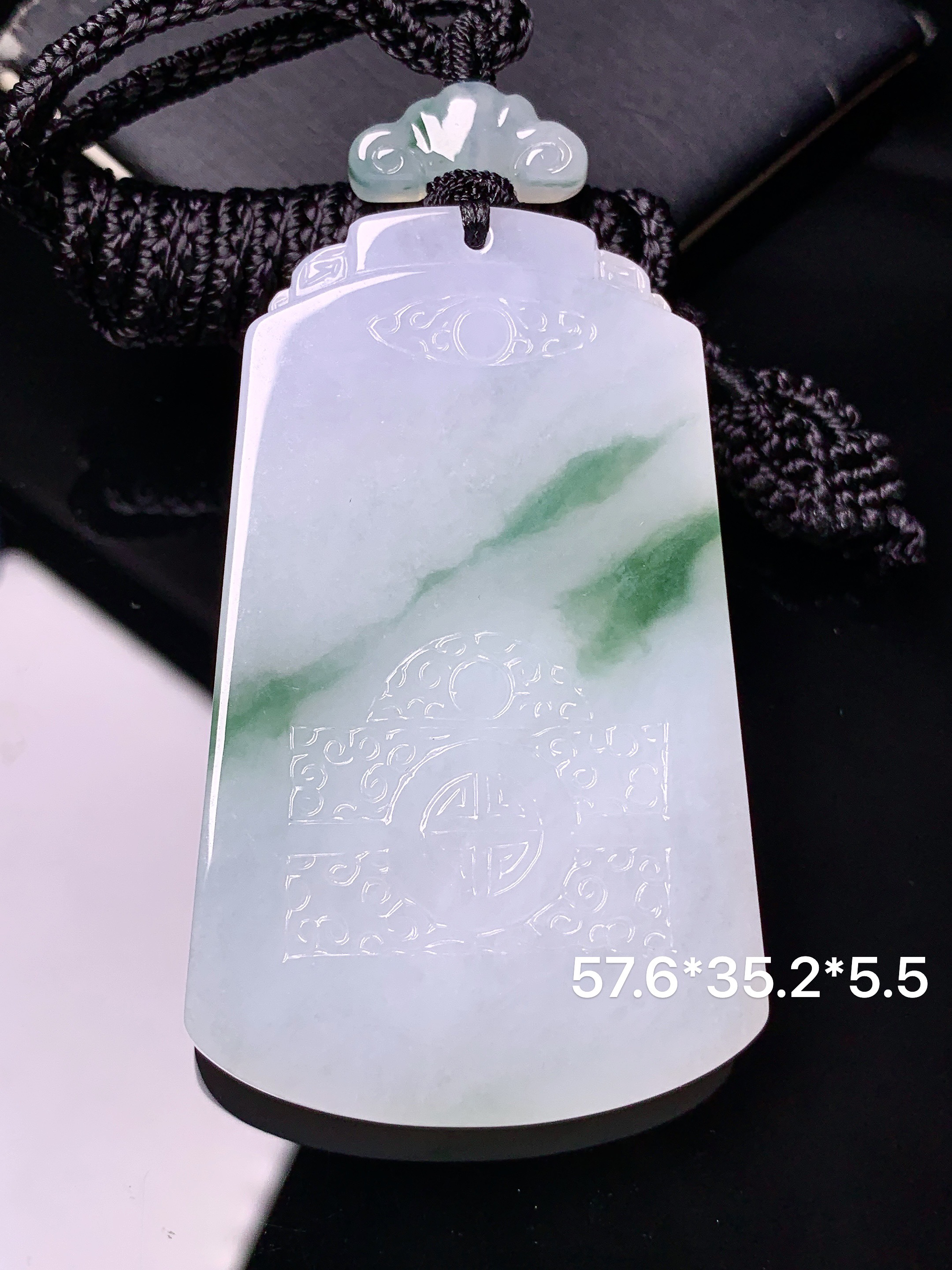 飘绿无事牌吊坠 玉质细腻 色泽艳丽清新 水润亮眼 整体尺寸57.6*35.2*5.5L1