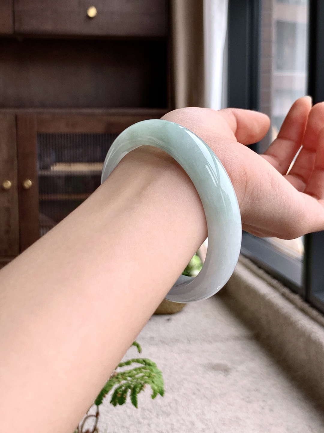 【手镯】正圈 圈口56.9-13.6-8.7【说明】晴水化底 冰晴水 种老细腻 缅甸A货翡翠 有细纹 【重量】64.1克