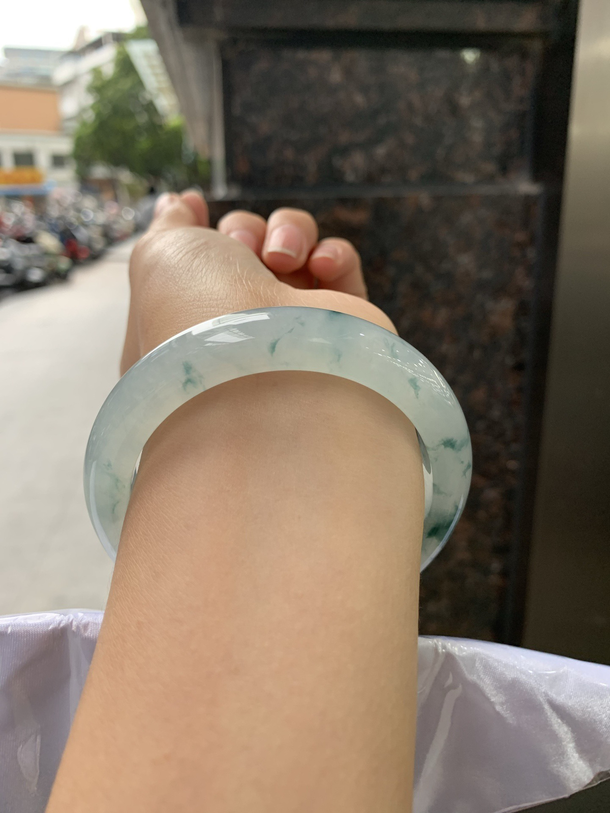 冰飘蓝花正圈，无暇
底妆冰润细腻，冰底中开出朵朵兰花，飘逸灵动，勾勒出一副唯美诗意的山水意境画，古典优雅又大气