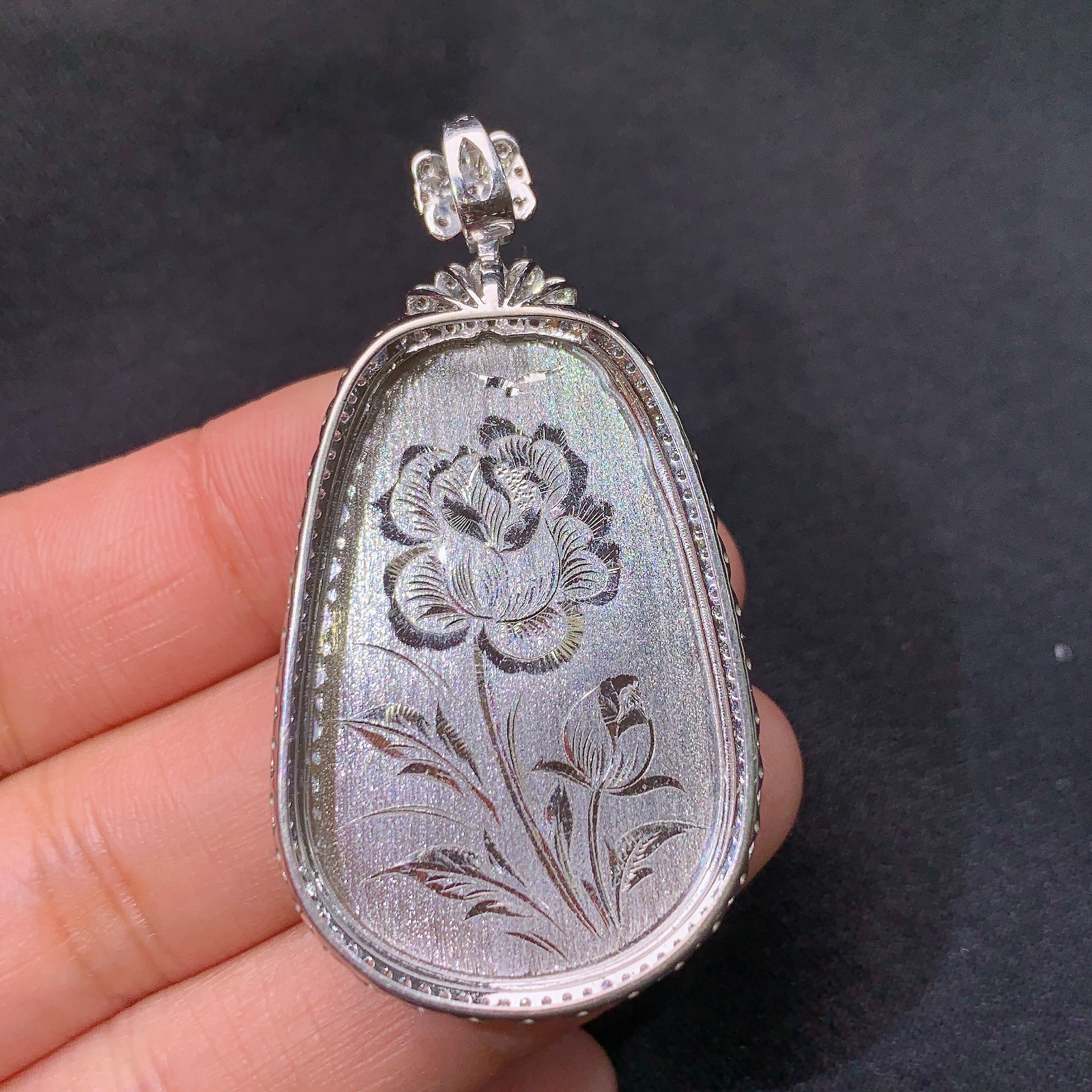 阳绿如意吊坠，18k金镶嵌，冰润色阳，玉质细腻，种水足，Nn 尺寸49.9*26.5*8