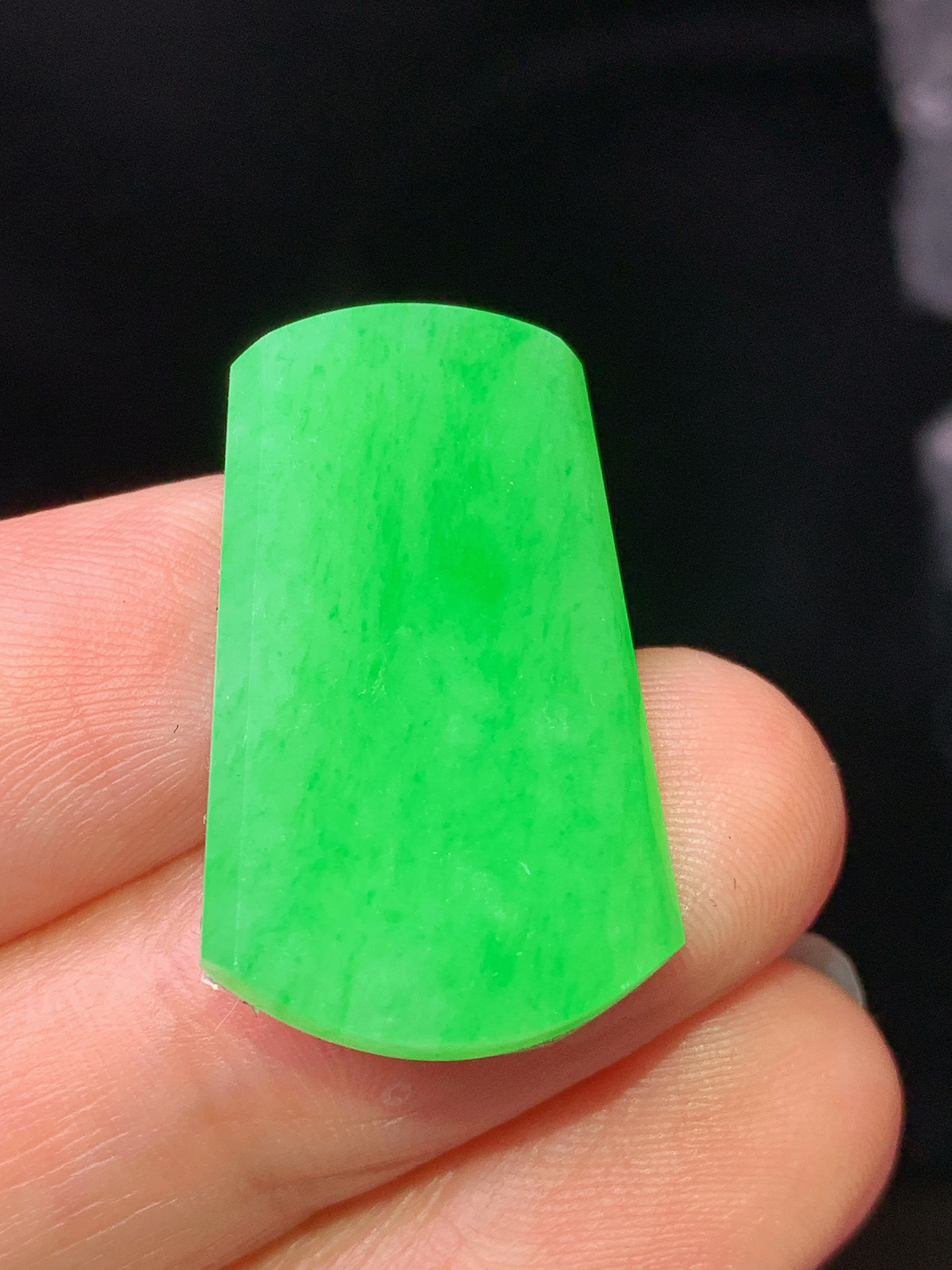 镶嵌款 翠绿无事牌吊坠 玉质细腻 色泽艳丽清新 水润亮眼 整体尺寸25.8*15.8*3m2