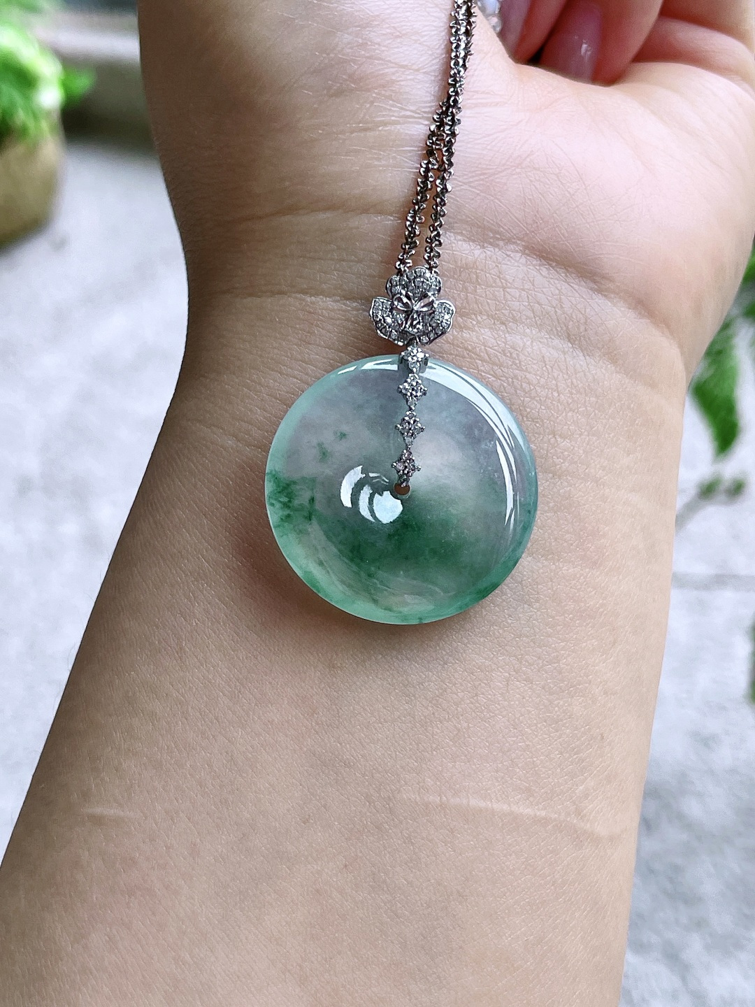 【镶嵌】高冰飘花平安扣吊坠 【说明】缅料 18k金镶嵌 无裂 性比高 【整体】37.4 【裸石】2