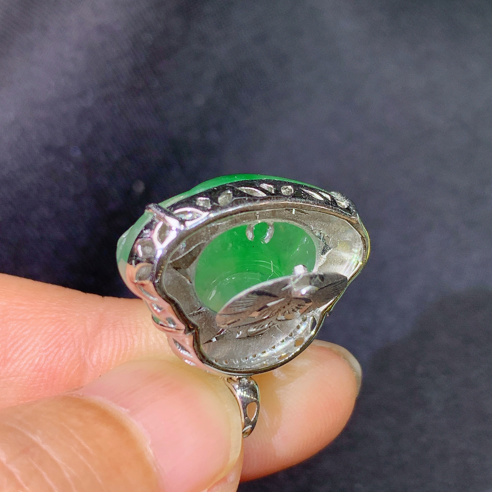 冰飘绿笑佛吊坠，18k金镶嵌，冰润细腻，品相好，种水足，Jj 尺寸21.2*21.4*7.8