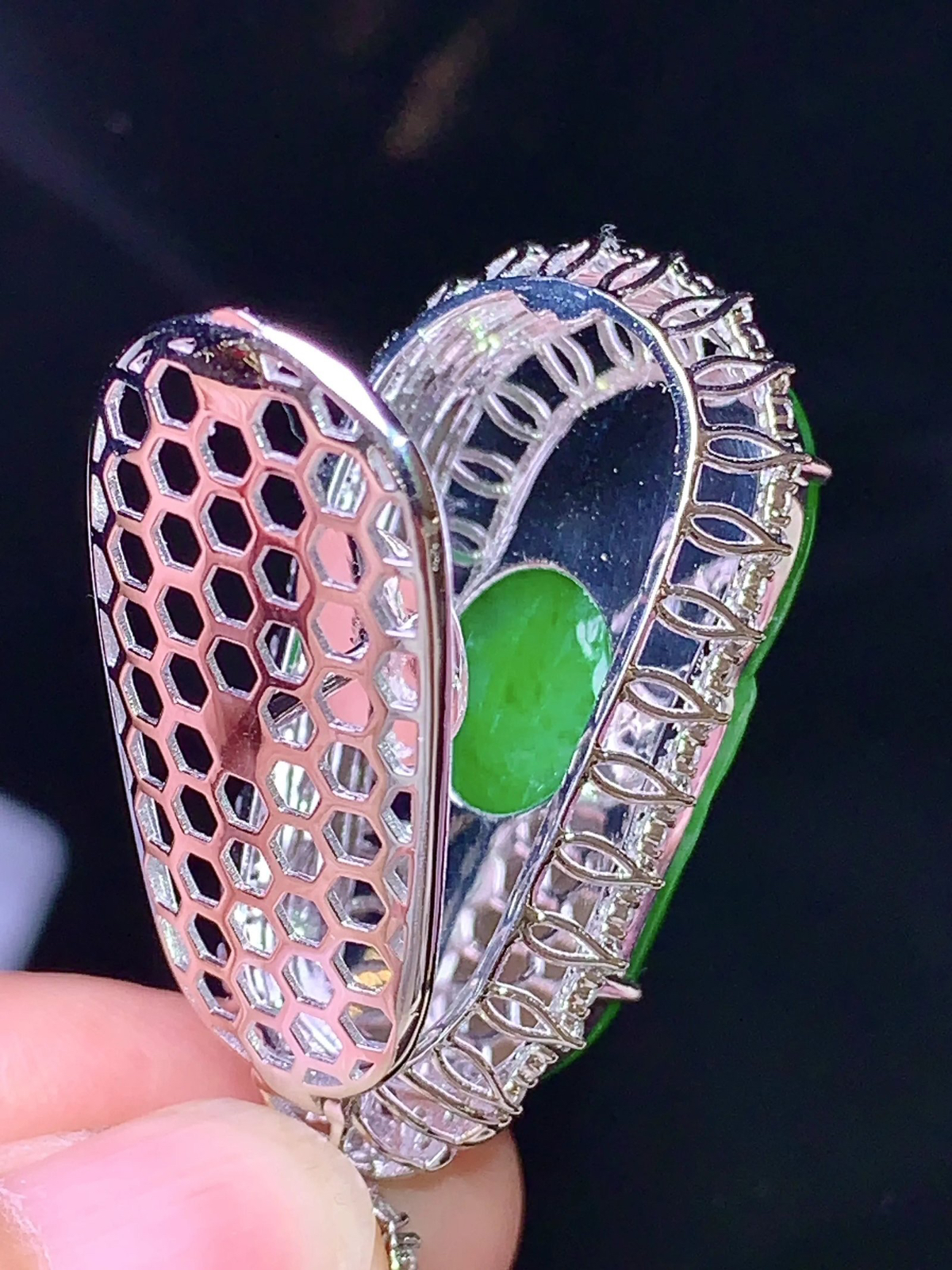 18k金钻镶嵌翠绿如意吊坠 玉质细腻 水润亮眼 色泽艳丽 整体尺寸44.8*20.8*11