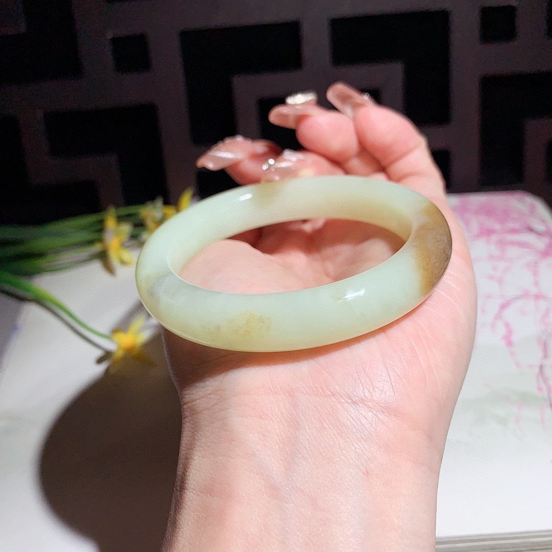 和田玉55圈且末糖手镯！玉质细腻油润 底色纯净 无纹裂 脂粉好，品质高。