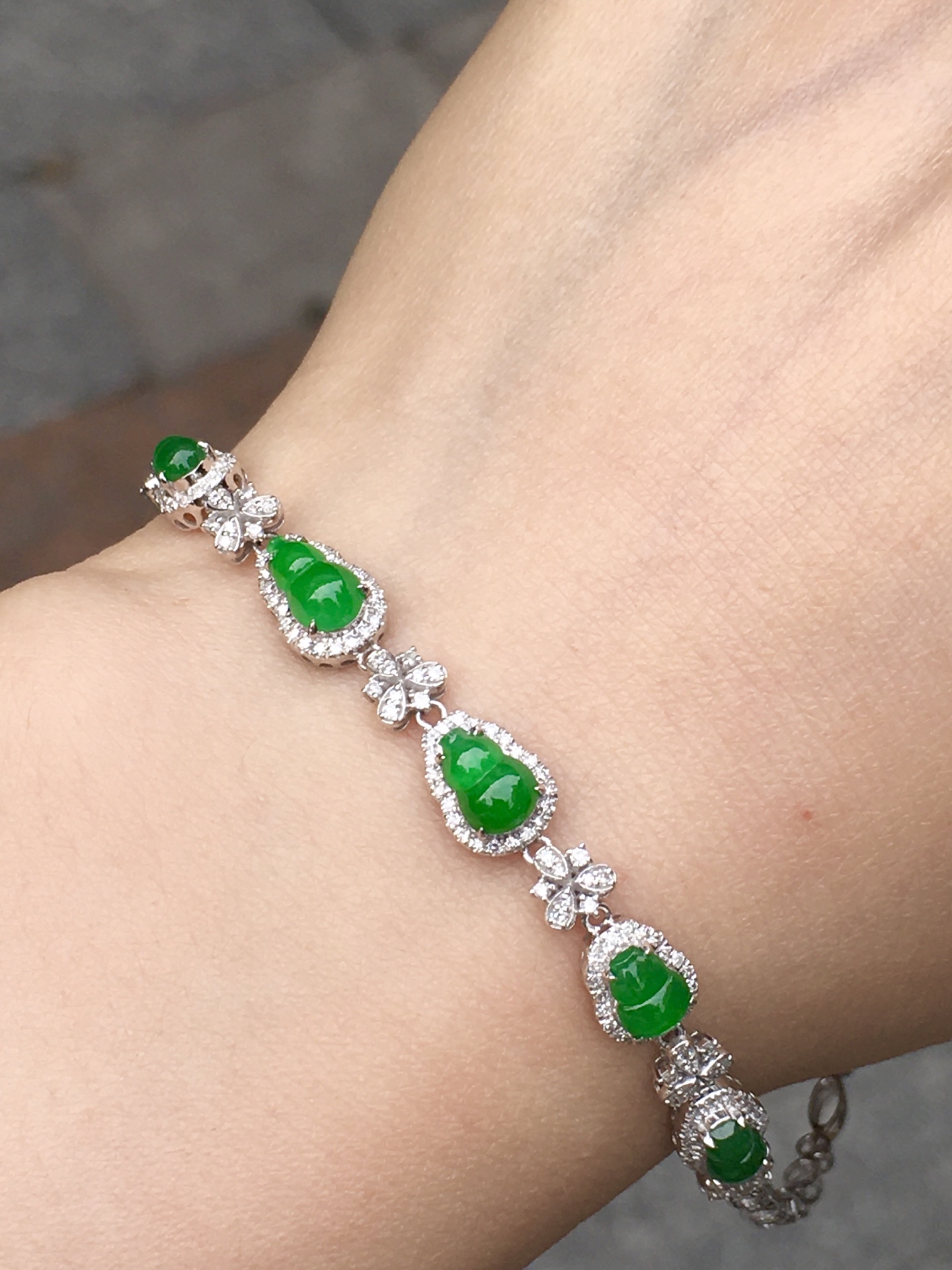 阳绿葫芦手链，种色，性比超高。18K金伴钻镶嵌，款式时尚精美。整体尺寸取一：8.7×6.4×4.7裸石尺寸取一：6.5×4.5×3