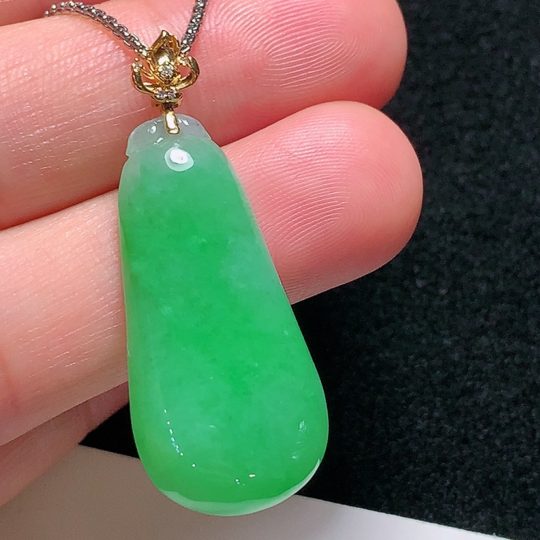 ️18k金镶嵌冰种阳绿福瓜，种老水头好，清爽漂亮，饱满完美，整体：40.4mm裸石：33.3/16