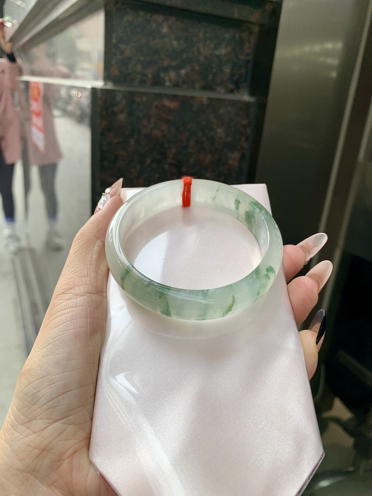 冰飘花正圈
底妆水润细腻，冰底中开出了朵朵兰花，飘花灵动飘逸，勾勒出一幅唯美诗意的山水意境画，古典优雅又秀气。