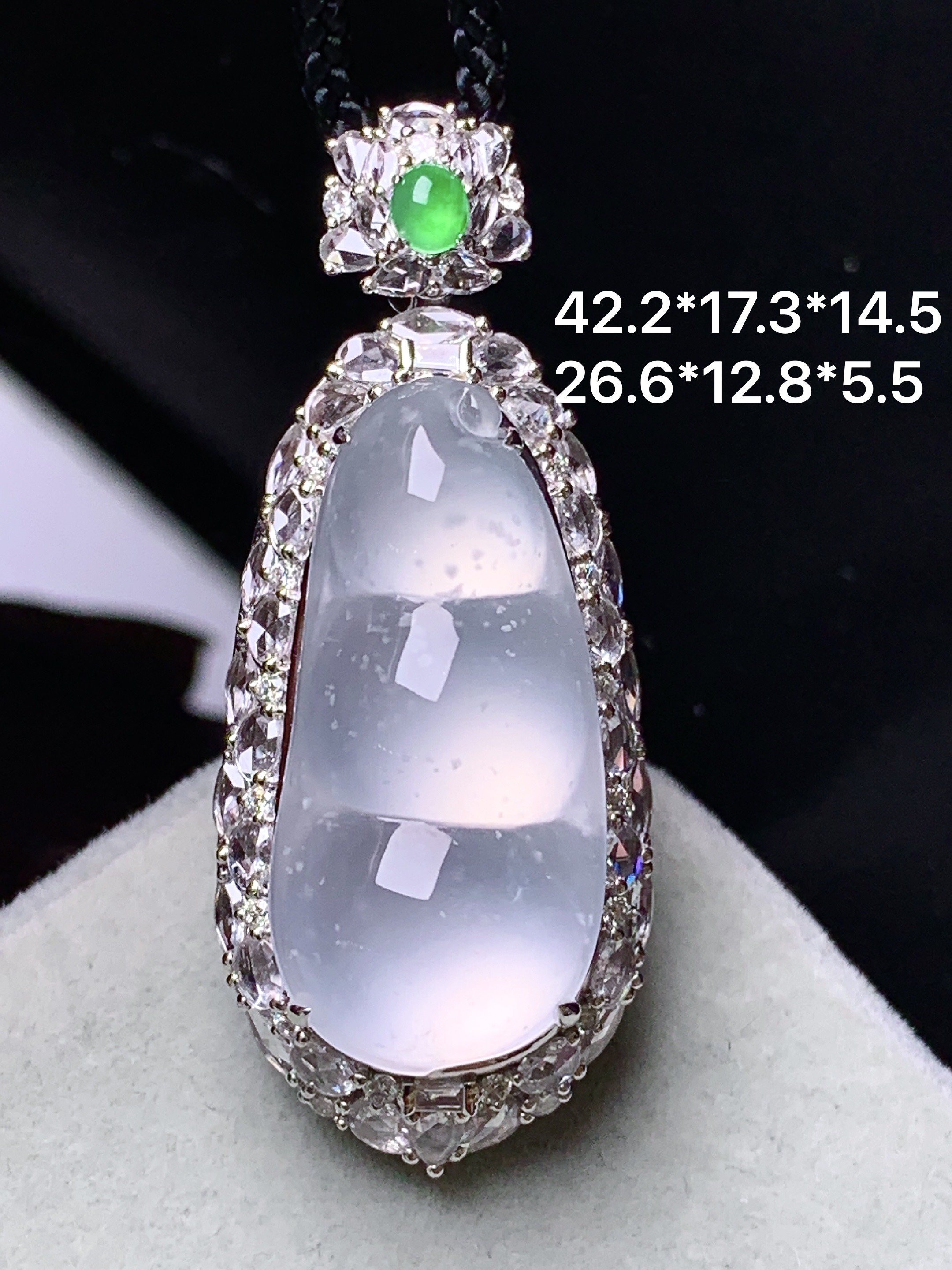 18k金钻镶嵌冰种四季豆吊坠 玉质细腻 色泽艳丽清新 水润亮眼 整体尺寸42.2*17.3*14.5b12