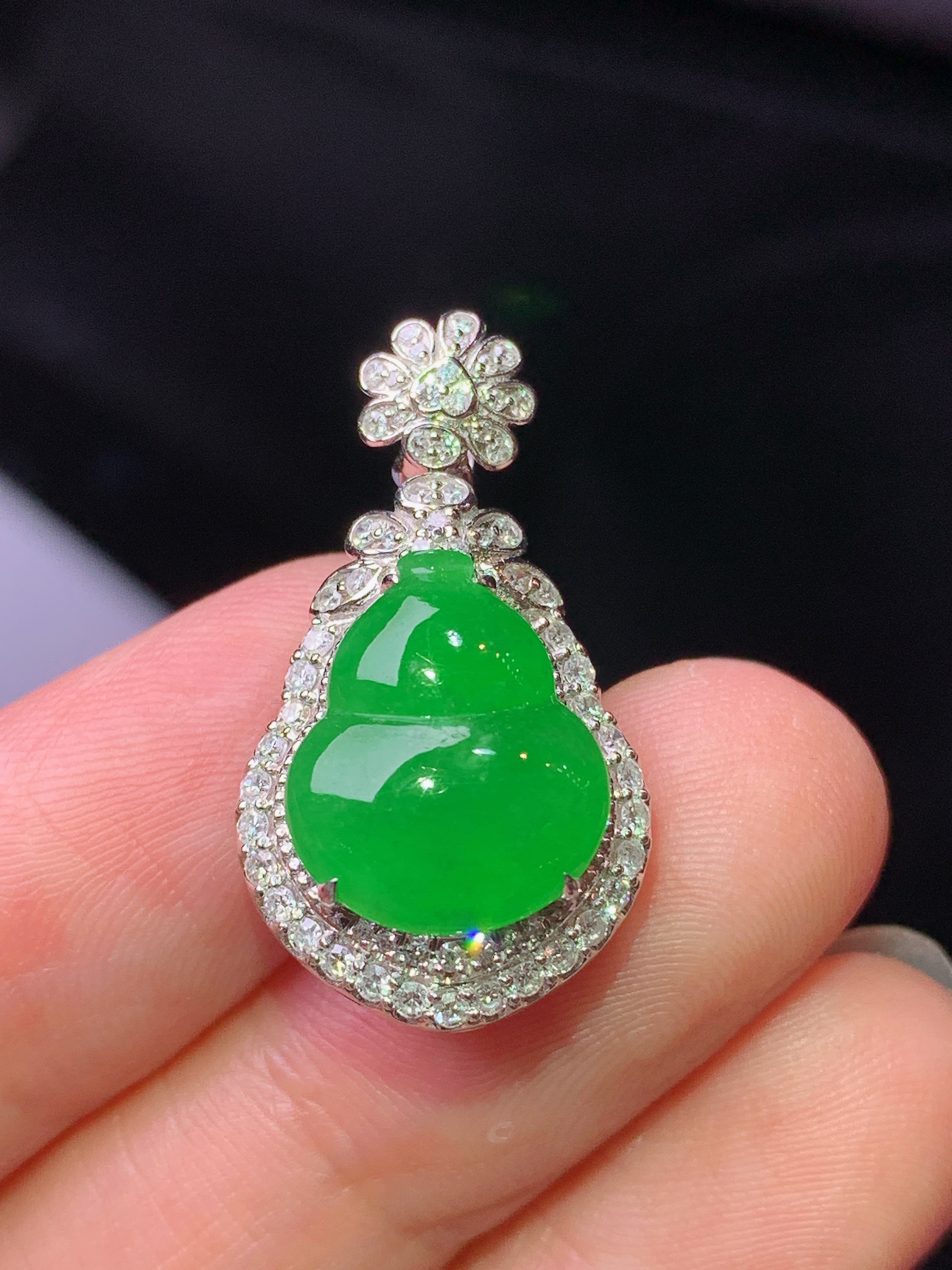 18k金钻镶嵌满绿葫芦吊坠 玉质细腻 色泽艳丽清新 水润亮眼 整体尺寸26*14.5*10h1