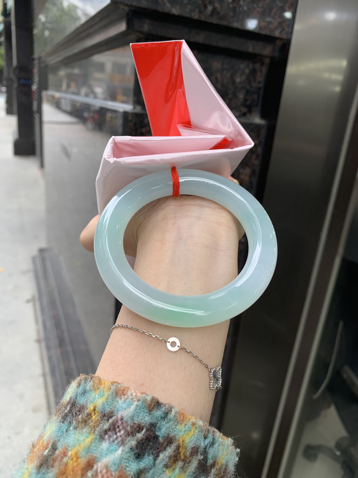 冰晴绿圆条
底妆冰润细腻，满圈淡雅晴绿，一抹绿花点缀，像初春嫩芽落入清泉，均匀柔和，抬眼就是一片宁静感。