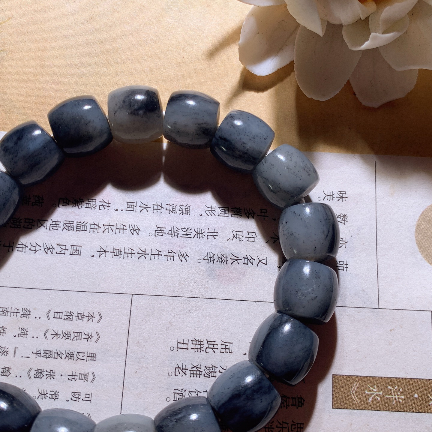 新疆和田玉籽料青花直切手串 单颗尺寸11/12重52.5克。玉质细腻油润。手推出油。佩戴高端典雅。lt260413