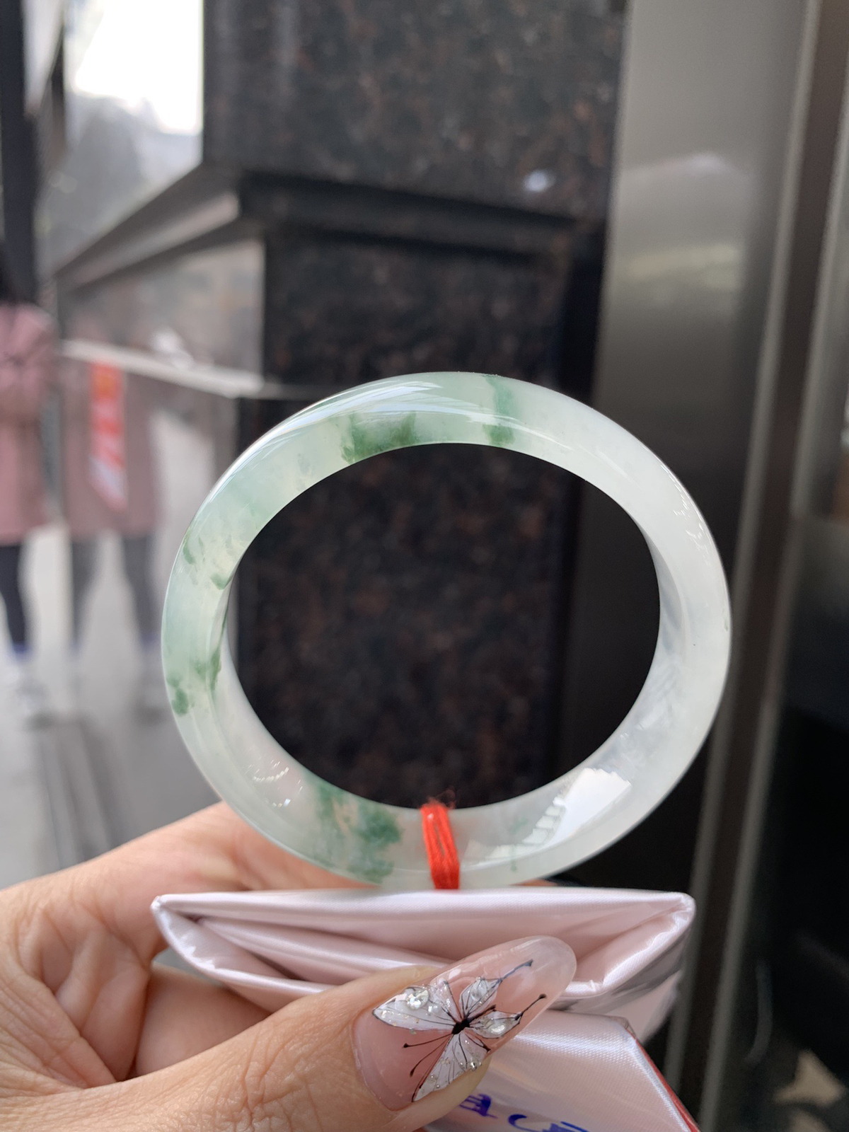 冰飘花正圈
底妆水润细腻，冰底中开出了朵朵兰花，飘花灵动飘逸，勾勒出一幅唯美诗意的山水意境画，古典优雅又秀气。