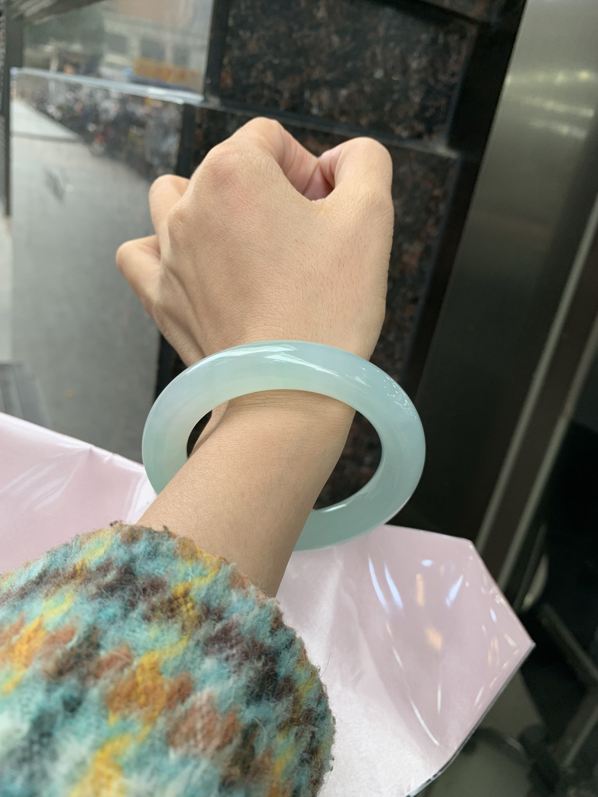 冰晴绿圆条
底妆冰润细腻，满圈淡雅晴绿，一抹绿花点缀，像初春嫩芽落入清泉，均匀柔和，抬眼就是一片宁静感。