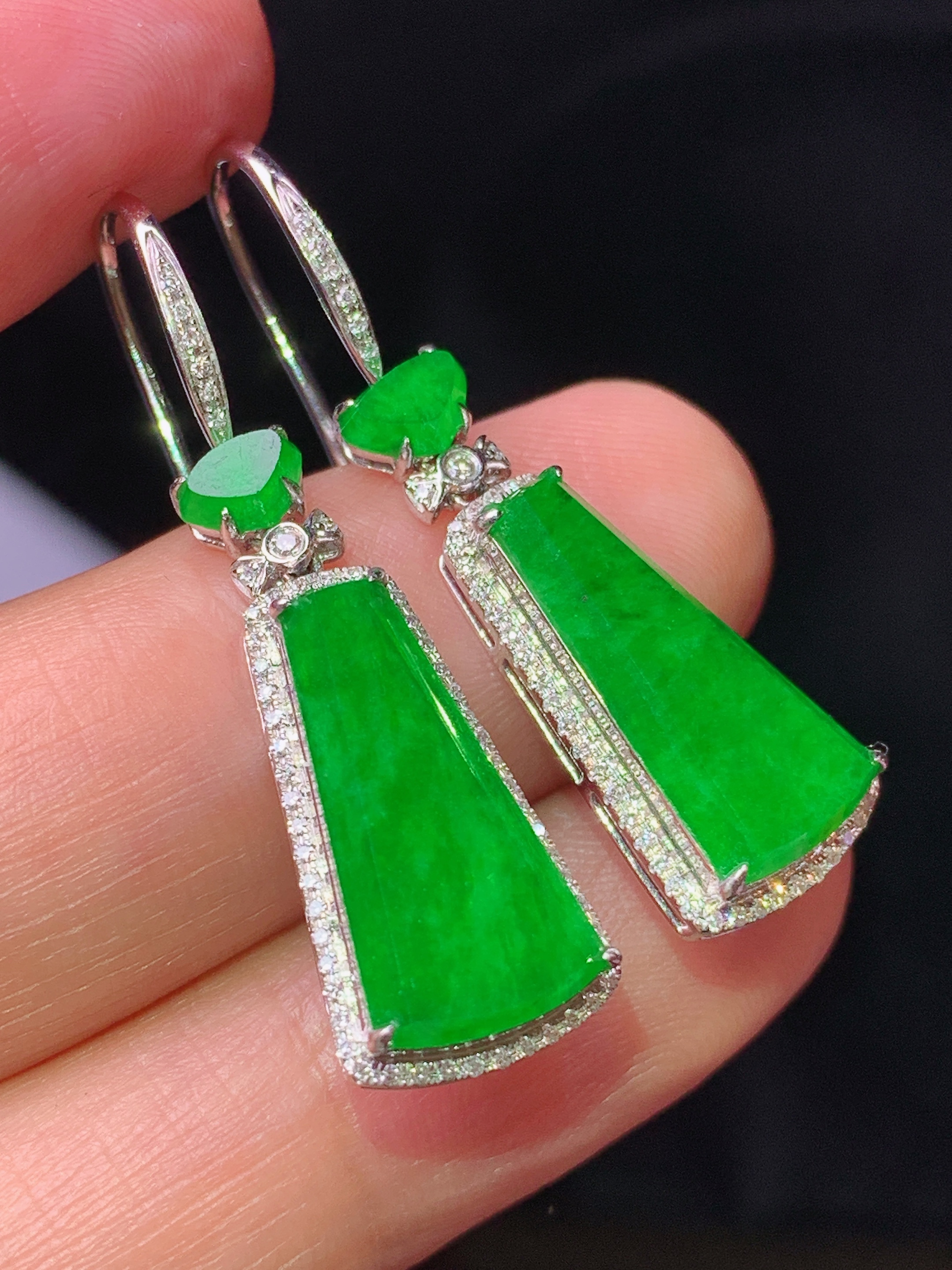 18k金钻镶嵌满绿无事牌耳坠 玉质细腻 色泽艳丽清新 水润亮眼 整体尺寸34*10*4.8h1