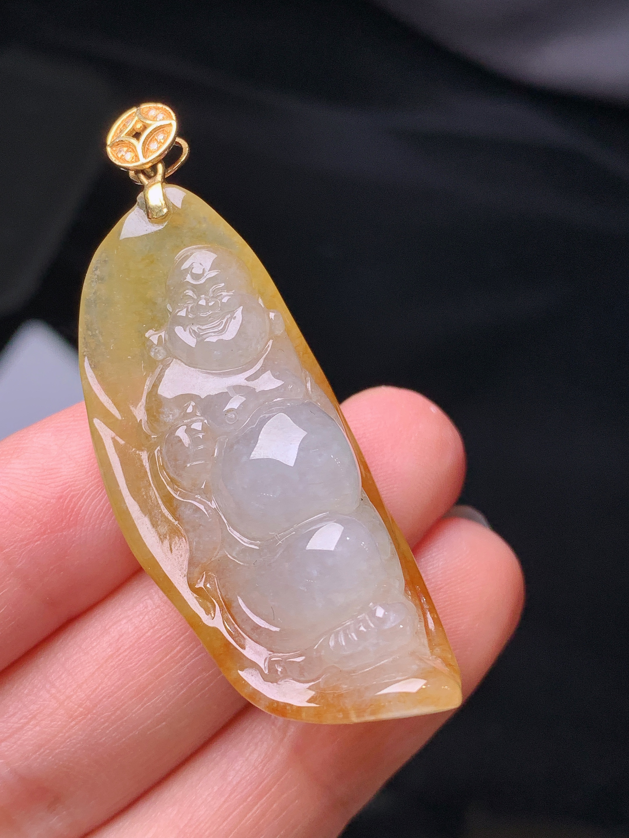 18k金镶嵌飘黄翡佛公吊坠 玉质细腻 色泽艳丽清新 水润亮眼 整体尺寸48.3*19*14L1