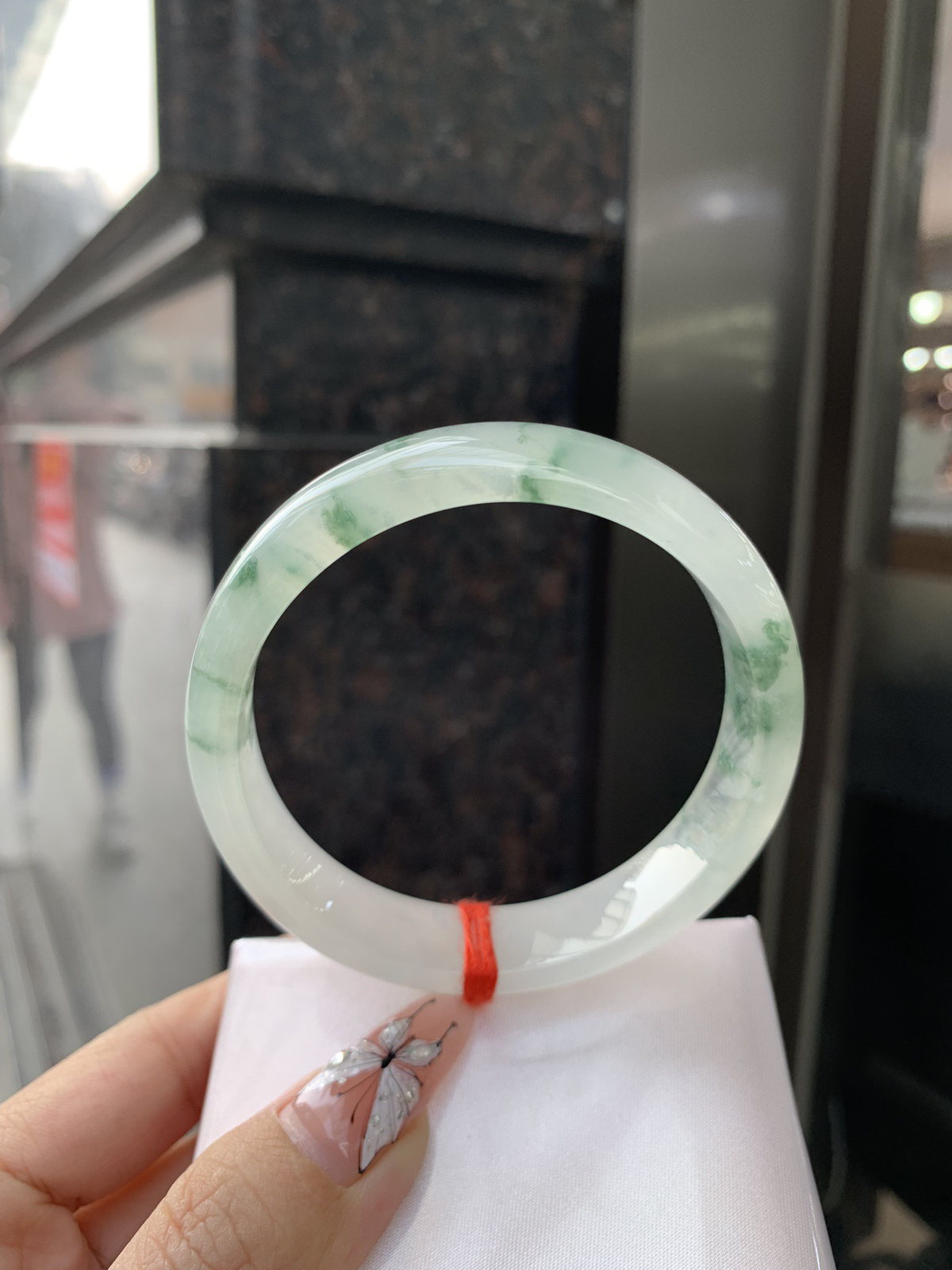 冰飘花正圈
底妆水润细腻，冰底中开出了朵朵兰花，飘花灵动飘逸，勾勒出一幅唯美诗意的山水意境画，古典优雅又秀气。