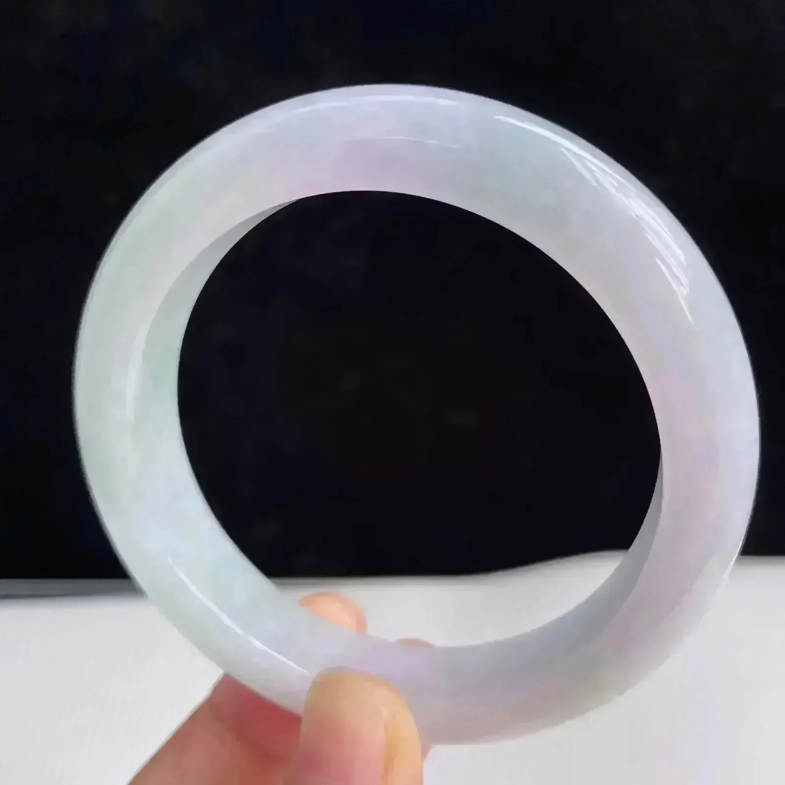 55.7mm自然光拍摄天然翡翠A货好种水正圈手镯 58.29克