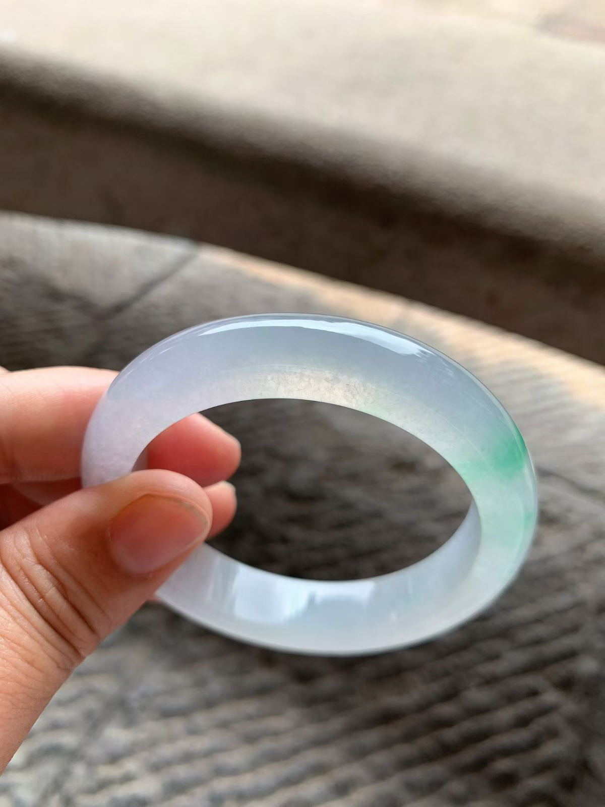 飘阳绿正圈手镯尺寸53*12.5*8.5 老坑种水，通体冰透，清润水灵，泛荧光，翠色鲜阳，灵气清雅！