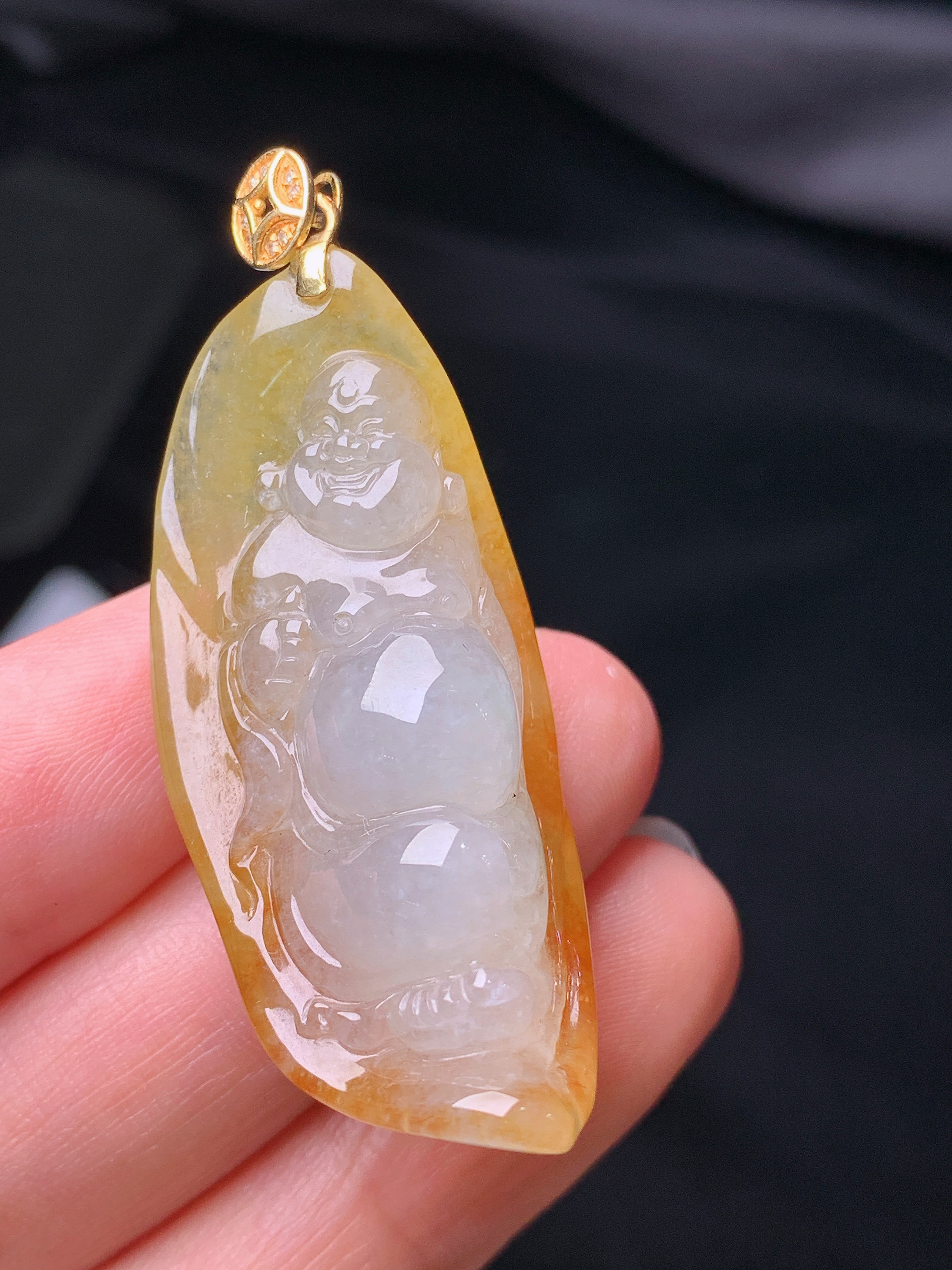18k金镶嵌飘黄翡佛公吊坠 玉质细腻 色泽艳丽清新 水润亮眼 整体尺寸48.3*19*14L1