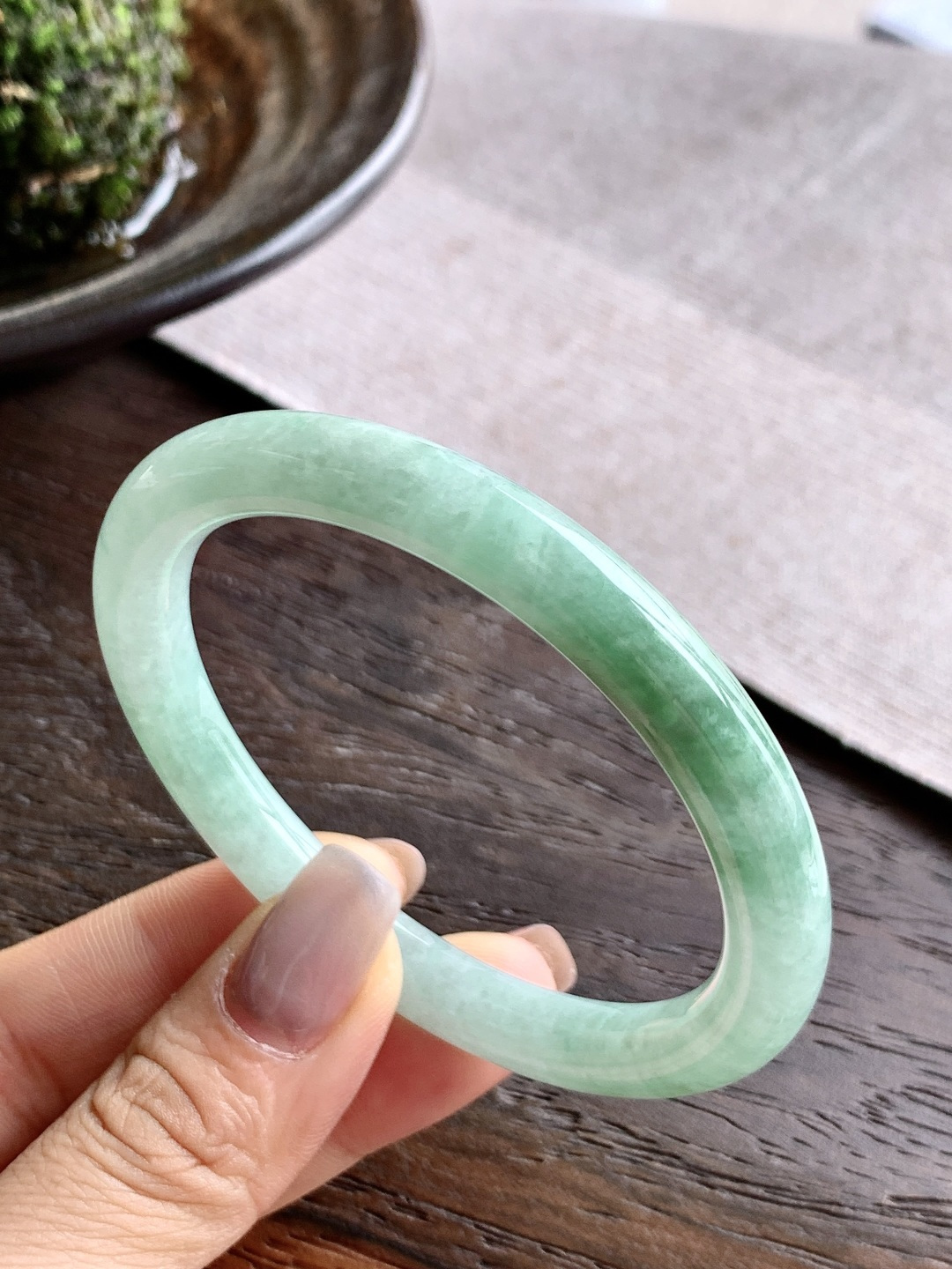 圆条 圈口56 57 55.6-7.7-7.8 飘花莹润 冰飘花 种老细腻 缅甸A货翡翠 有细纹 33.5克