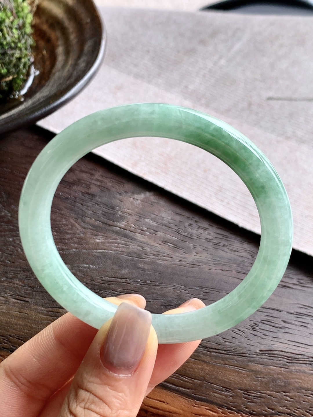 圆条 圈口56 57 55.6-7.7-7.8 飘花莹润 冰飘花 种老细腻 缅甸A货翡翠 有细纹 33.5克