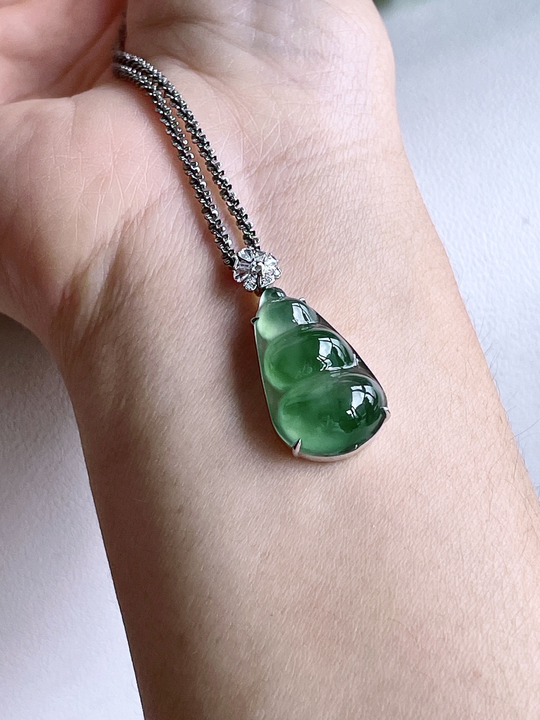 【镶嵌】冰晴绿豆子福豆吊坠 【说明】缅料 18k金镶嵌 无裂 性比高 【整体】31.8-14.6-