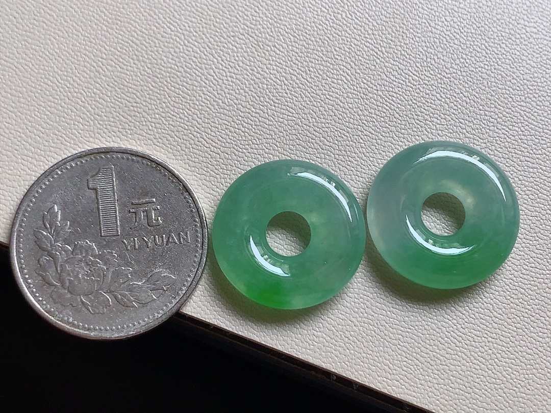 冰种阳绿甜甜圈一对 色泽青翠漂亮，种水，无裂尺寸19.5*4.8