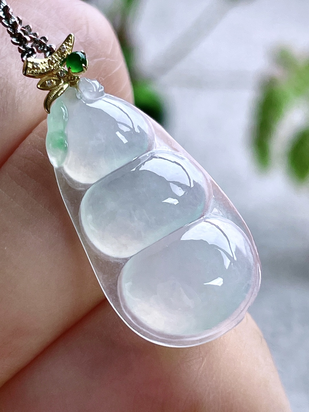 【镶嵌】冰飘花豆子飘花福豆吊坠 【说明】缅料 18k金镶嵌 无裂 性比高 【整体】32.3 【裸石】29.2-15-4 【重量】3克