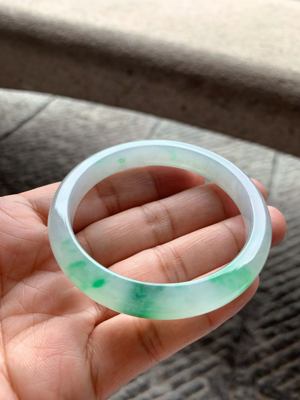 飘阳绿正圈手镯尺寸55.5*10*7.2 种质细腻，通透水润，胶润无比，底子干净清爽，翠色鲜阳，青翠耀眼！