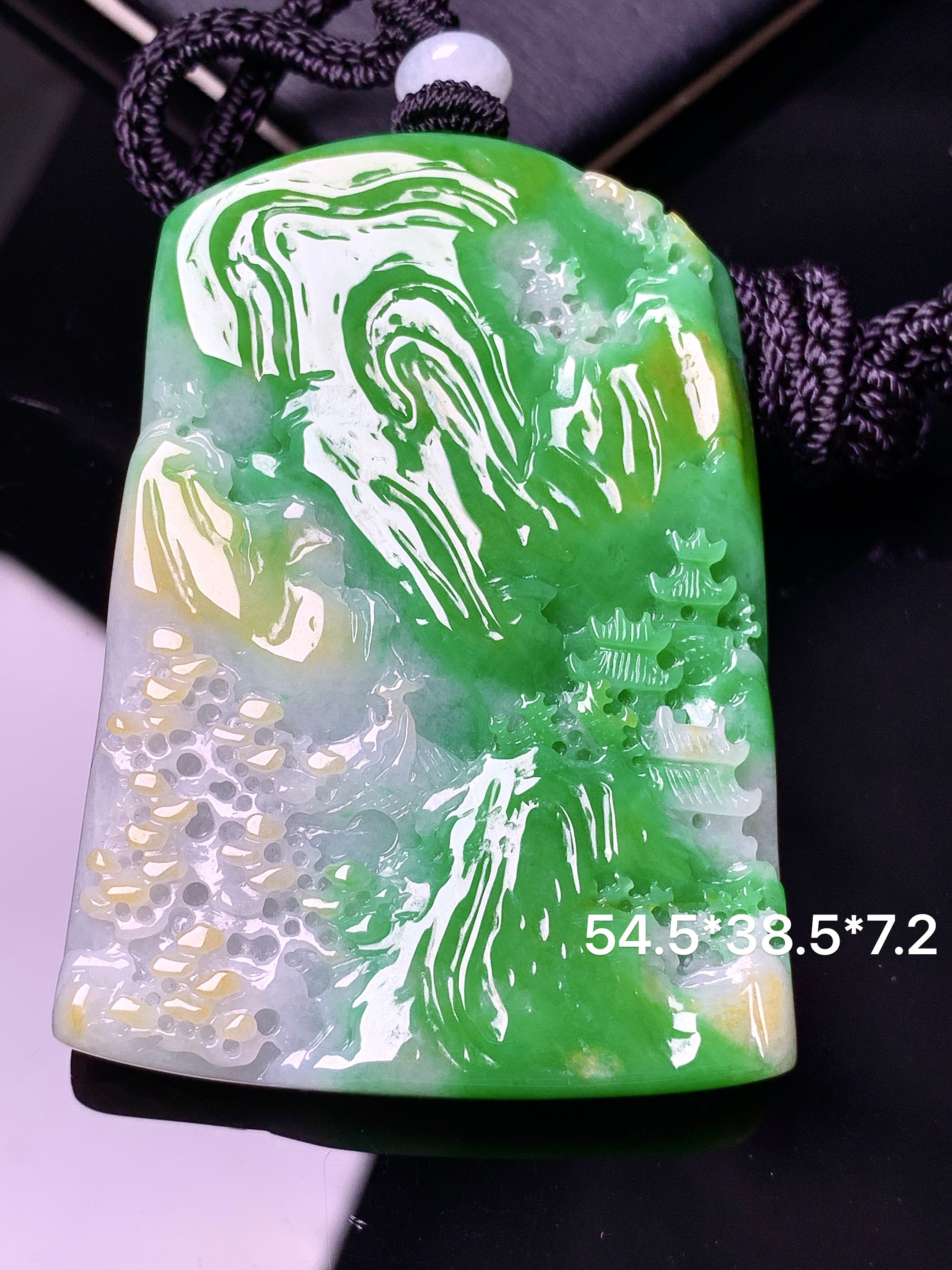 飘黄绿翡山水吊坠 玉质细腻 色泽艳丽清新 水润亮眼 整体尺寸54.5*38.5*7.2w1