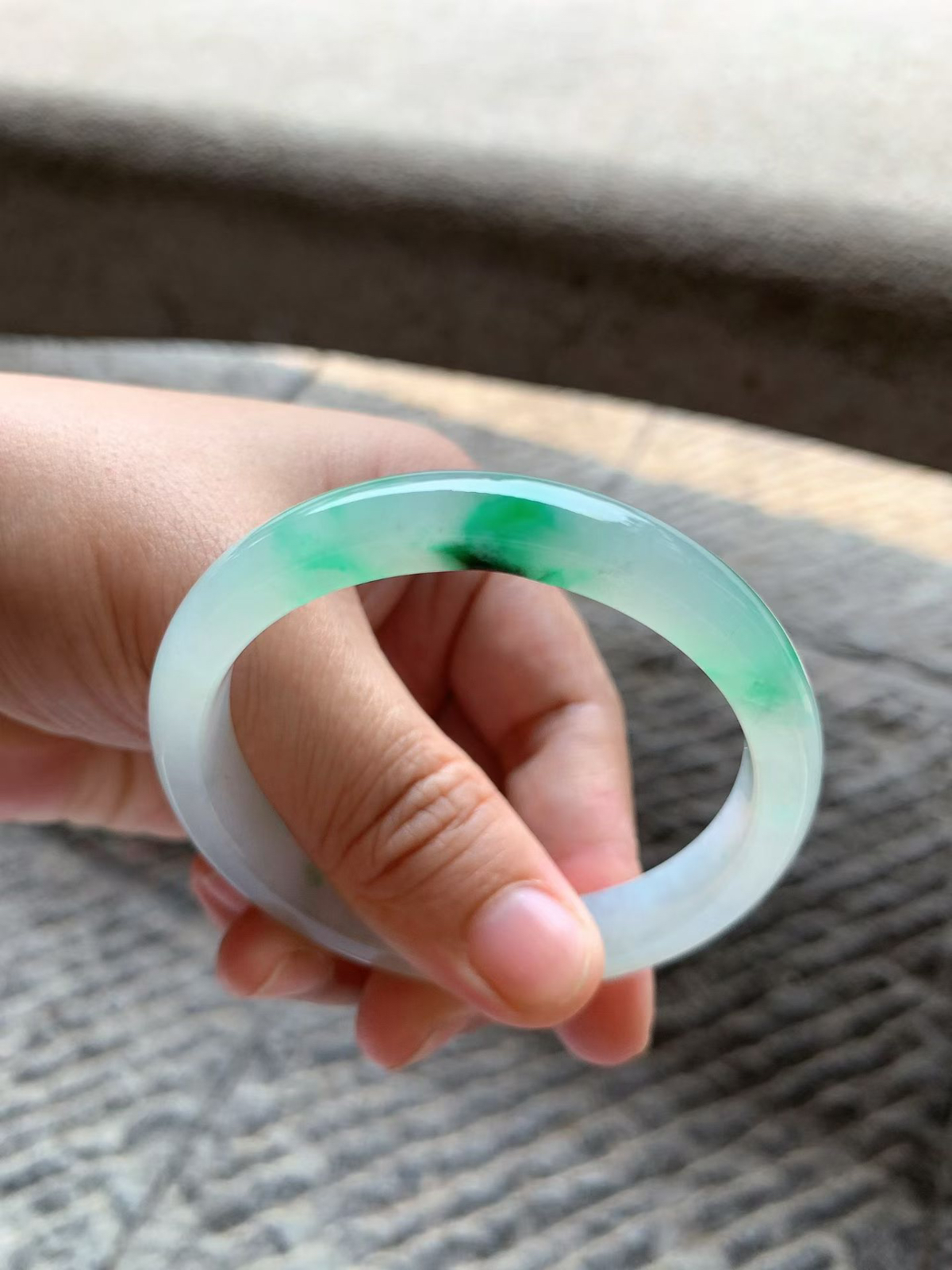 飘阳绿正圈手镯尺寸55.5*10*7.2 种质细腻，通透水润，胶润无比，底子干净清爽，翠色鲜阳，青翠耀眼！