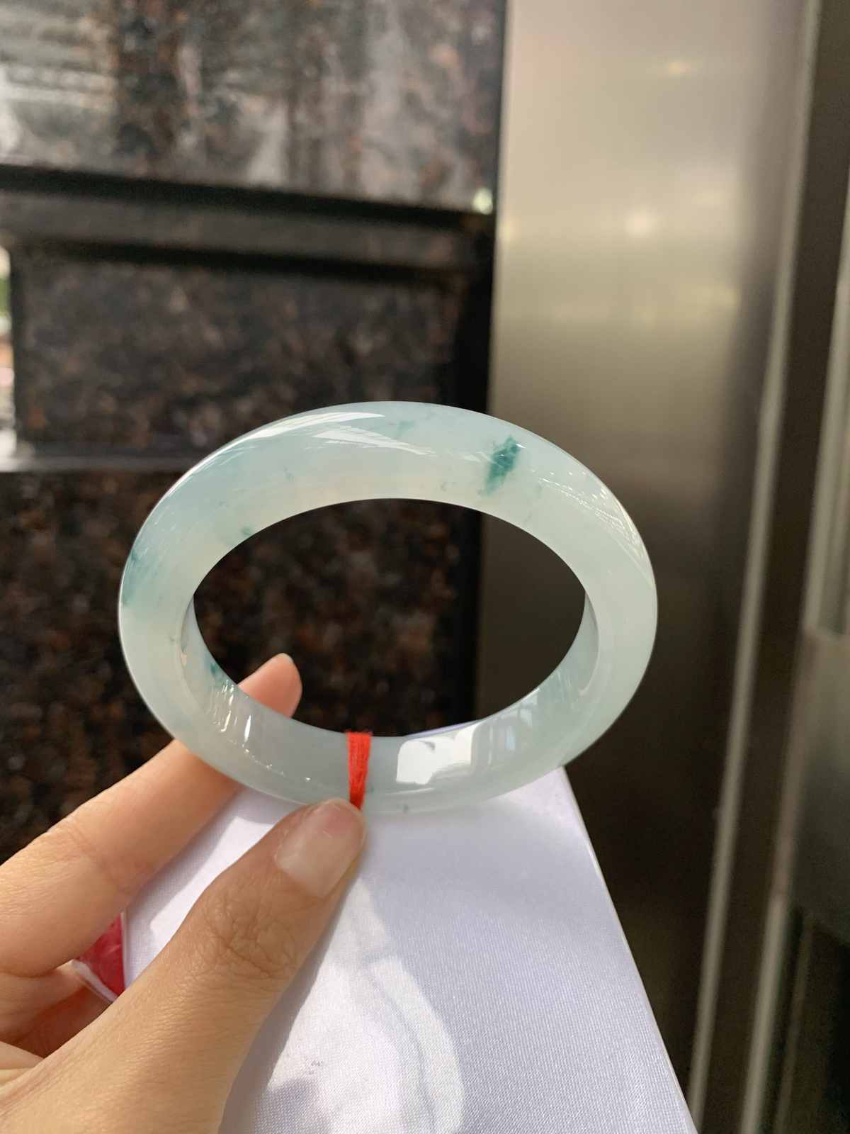 冰飘蓝花正圈，无暇
底妆冰润细腻，冰底中开出朵朵兰花，飘逸灵动，勾勒出一副唯美诗意的山水意境画，古典优雅又大气