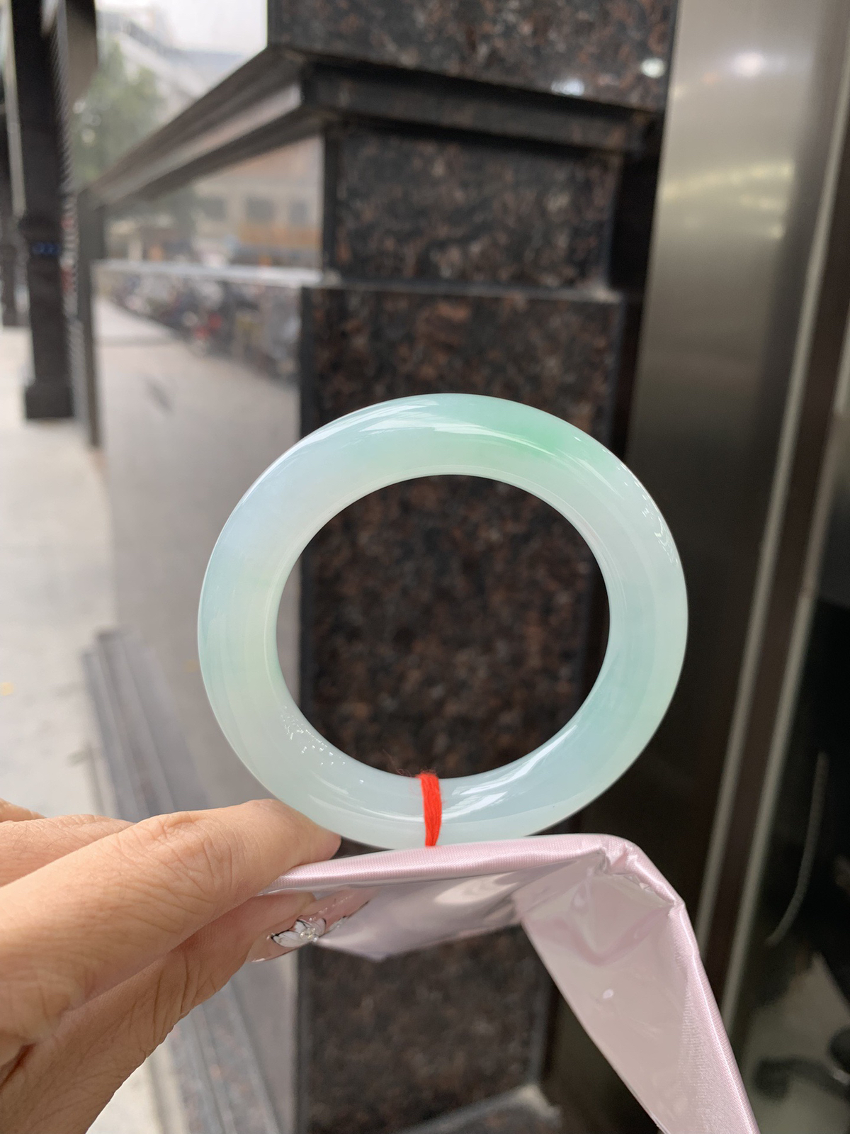 冰晴绿圆条
底妆冰润细腻，满圈淡雅晴绿，一抹绿花点缀，像初春嫩芽落入清泉，均匀柔和，抬眼就是一片宁静感。